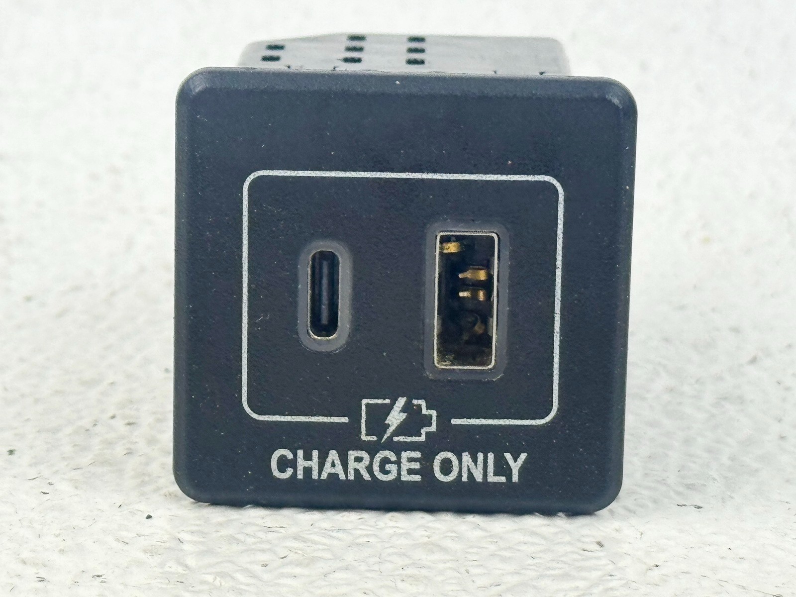 18-20 INFINITI QX60 CENTER CONSOLE DUAL USB TYPE C CHARGING PORT