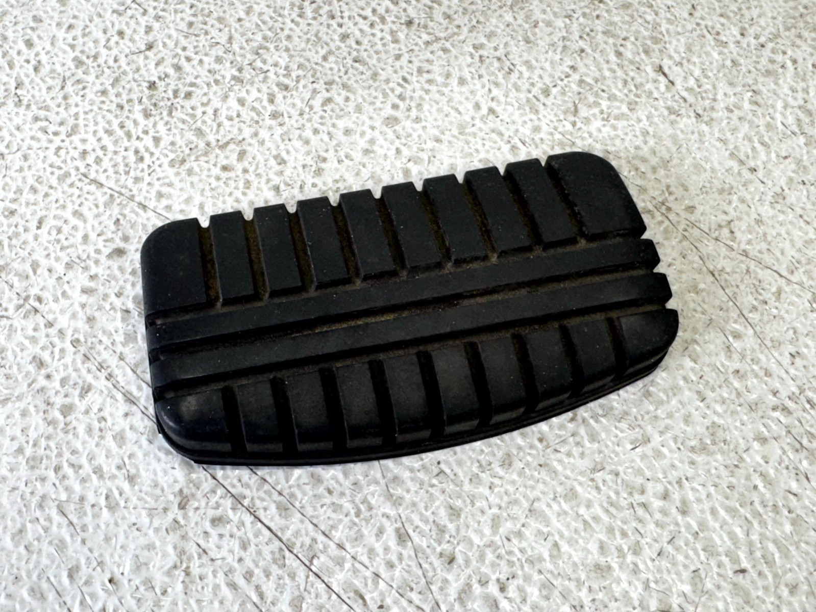 14-20 MITSUBISHI OUTLANDER AUTOMATIC TRANSMISSION BRAKE FOOT STOP PEDAL PAD