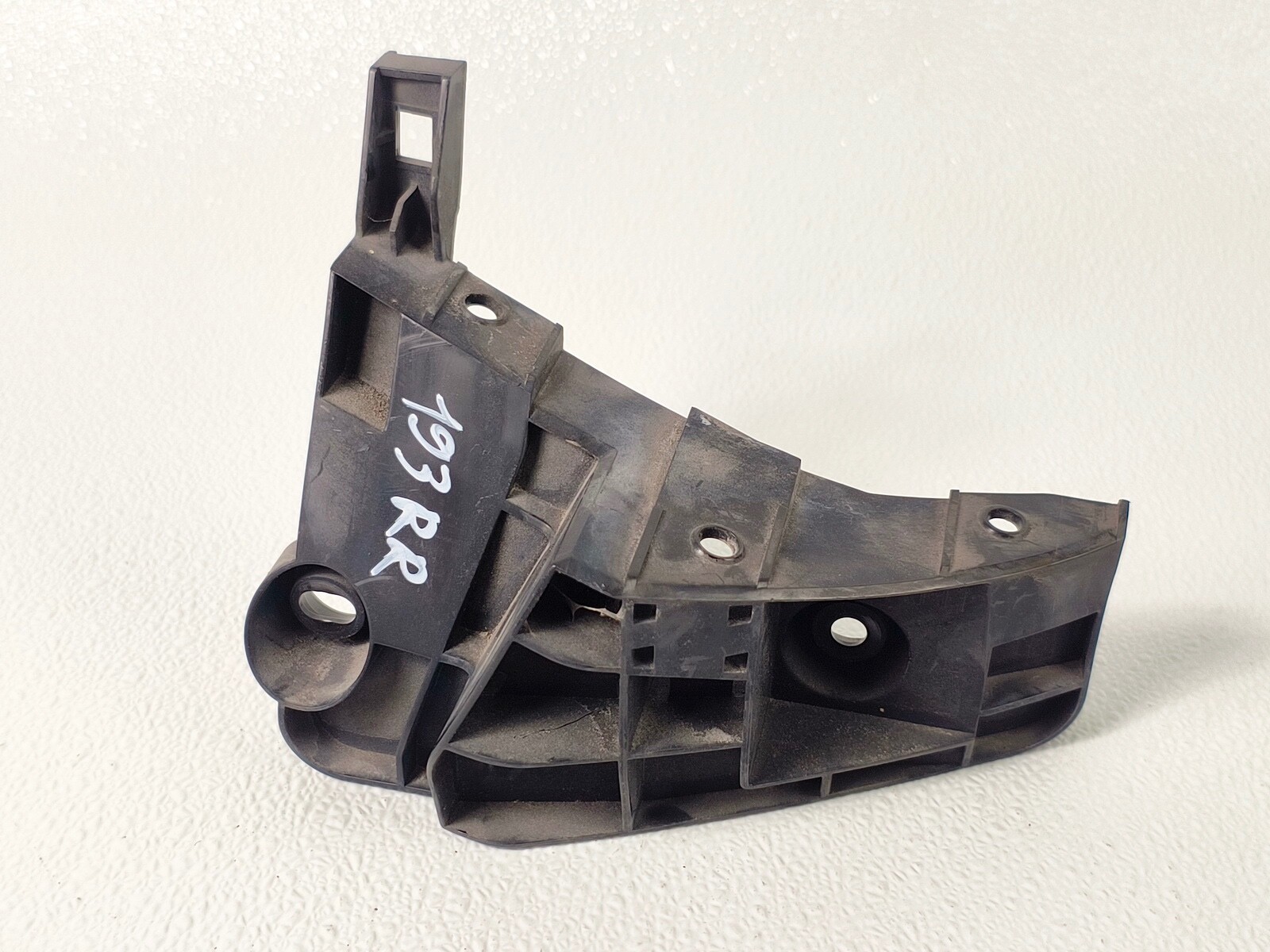 17-19 INFINITI QX30 REAR RIGHT RH PASSENGER SIDE LOWER SUPPORT BRACKET MOUNT
