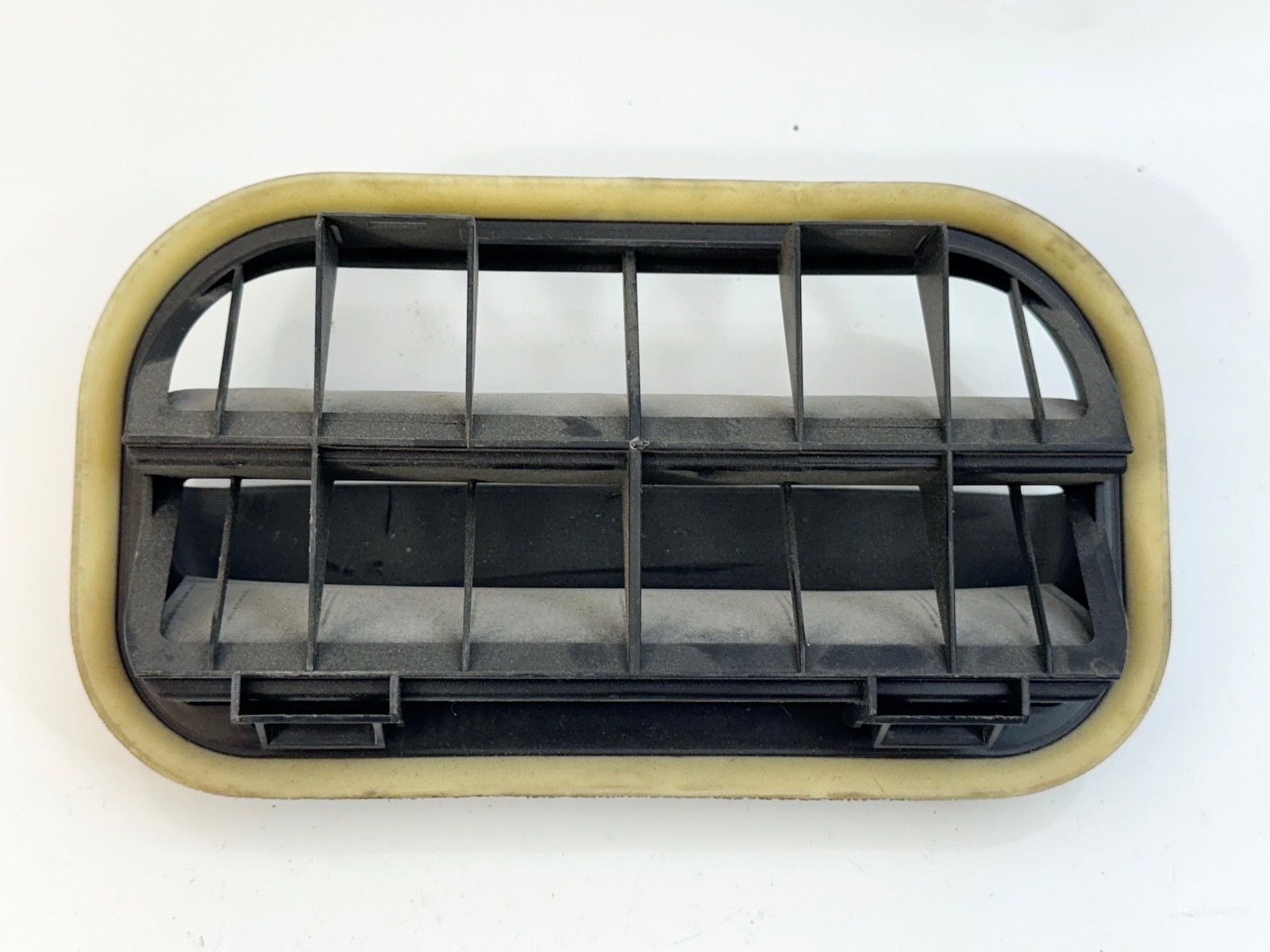 17-19 INFINITI QX30 REAR RIGHT SIDE QUARTER PRESSURE AIR VENT GRILLE