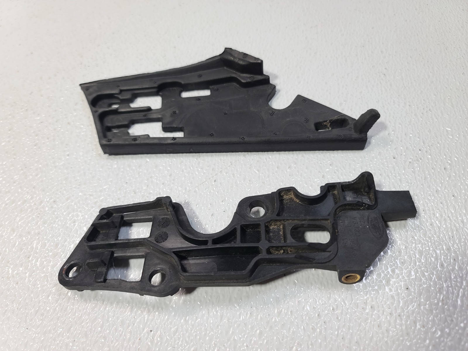 15-23 LAND ROVER DISCOVERY SPORT FRONT LEFT LH SIDE FENDER MOLDING BRACKET