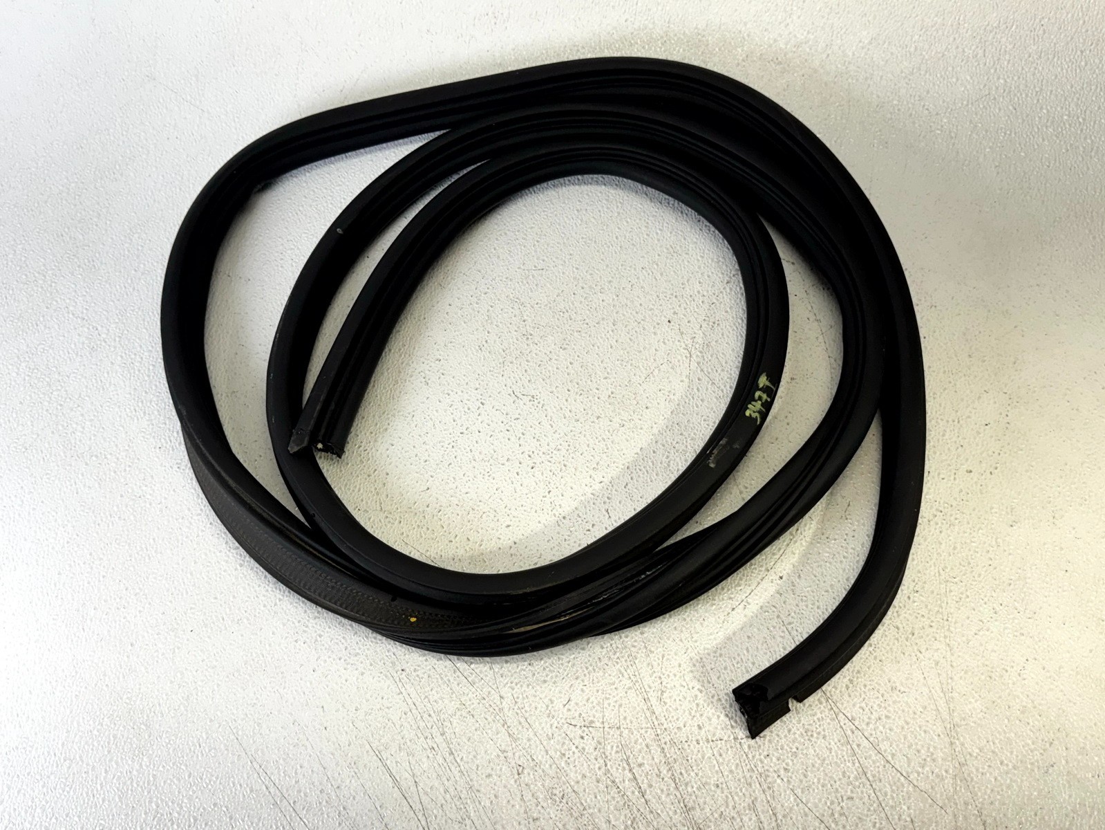 17-19 FORD ESCAPE REAR TRUNK DECK LID DOOR WEATHERSTRIP RUBBER SEAL