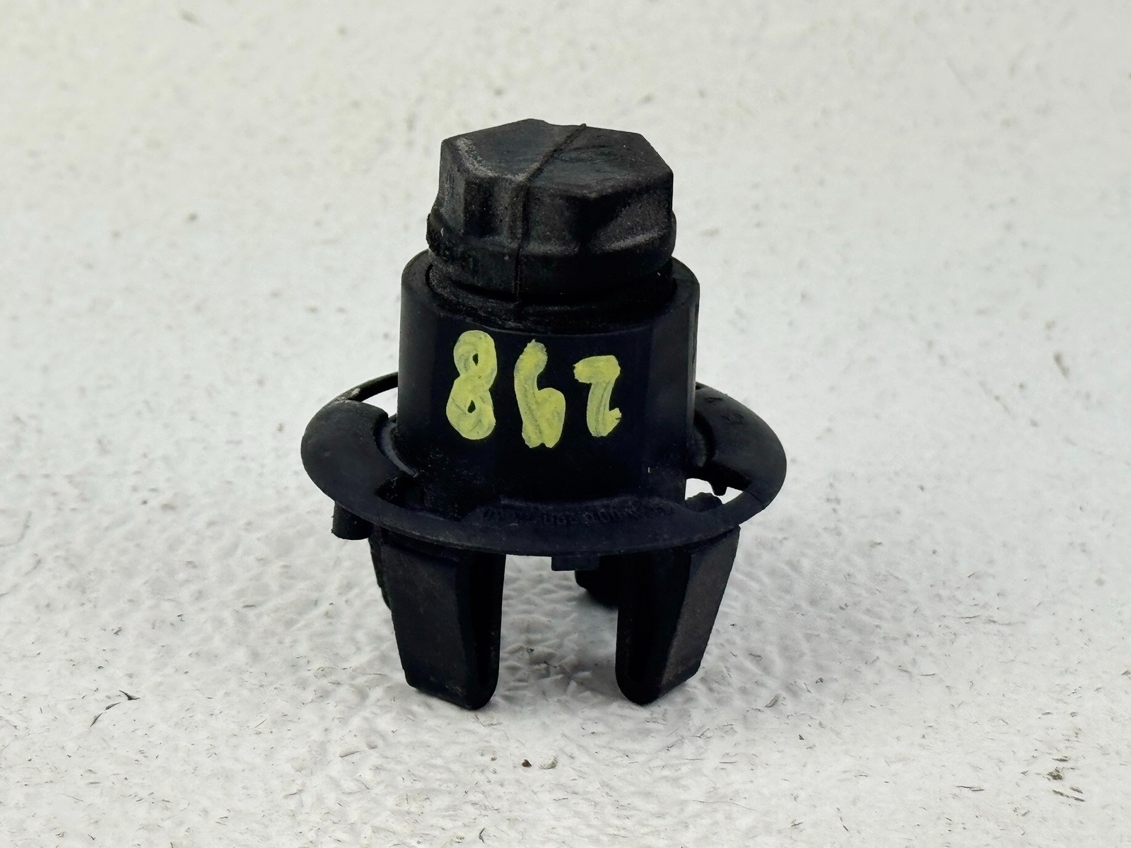 17-19 INFINITI QX30 FRONT LEFT LH OR RIGHT RH HOOD STOPPER BUFFER CUSHION