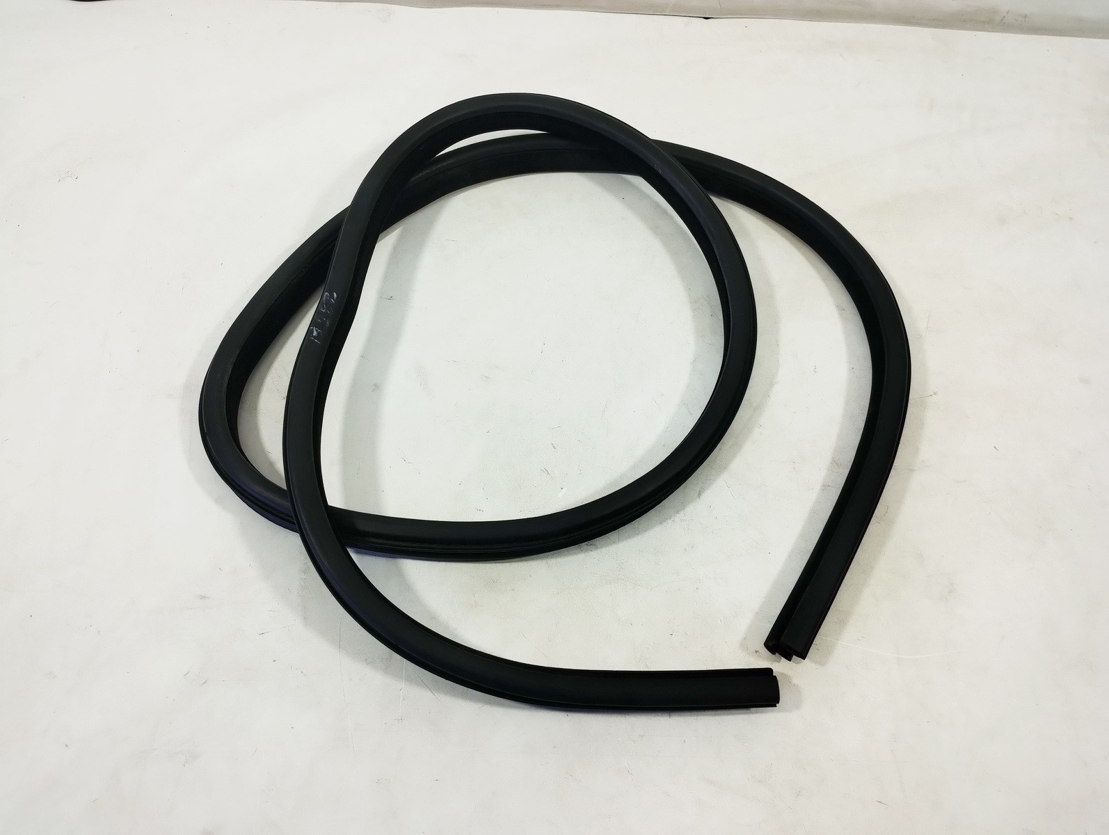 17-23 JAGUAR XE F-PACE XF XE FRONT LEFT LH DRIVER DOOR SEAL WEATHERSTRIP