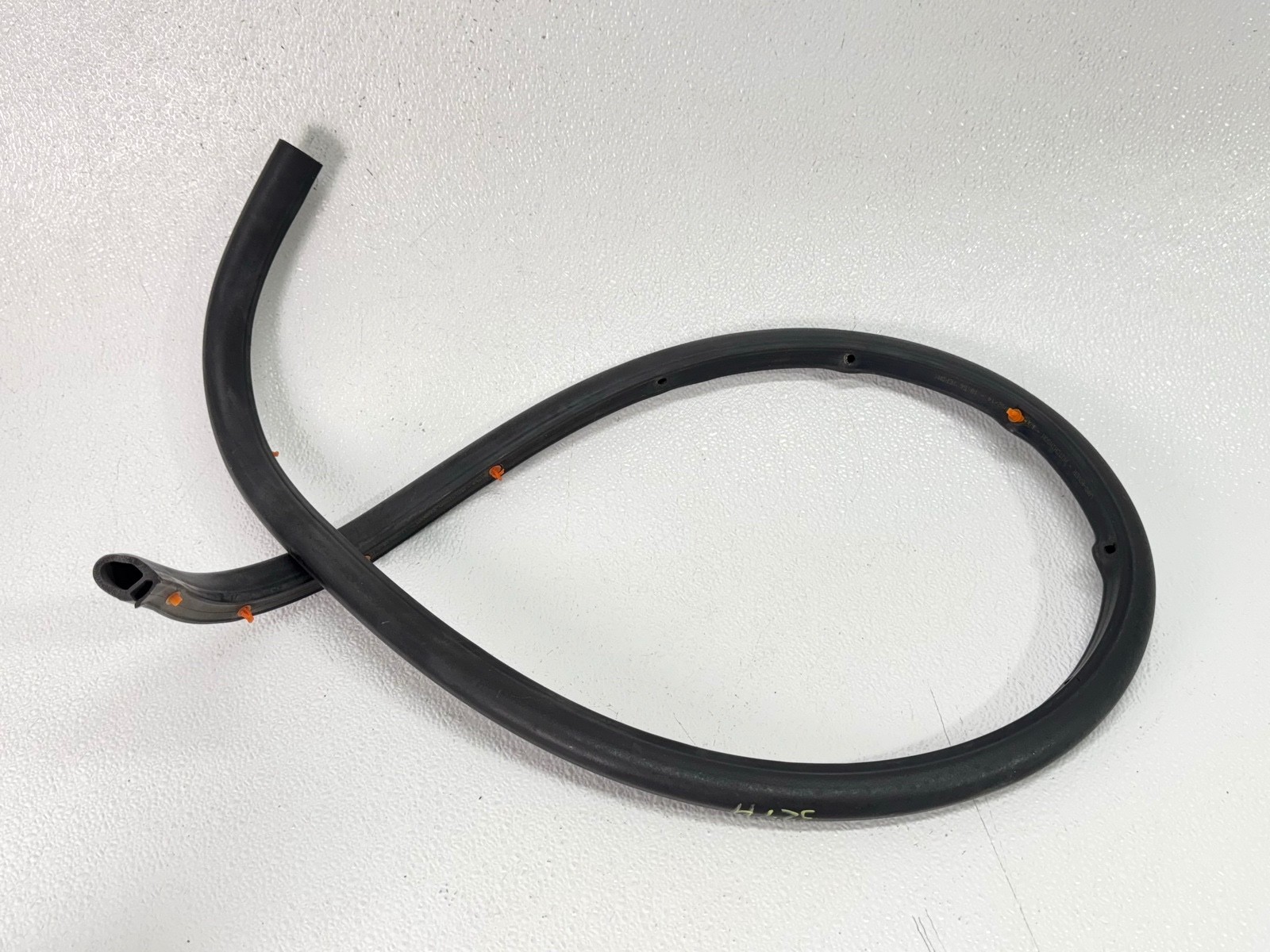 12-19 RANGE ROVER EVOQUE FRONT HOOD BONNET WEATHERSTRIP RUBBER SEAL