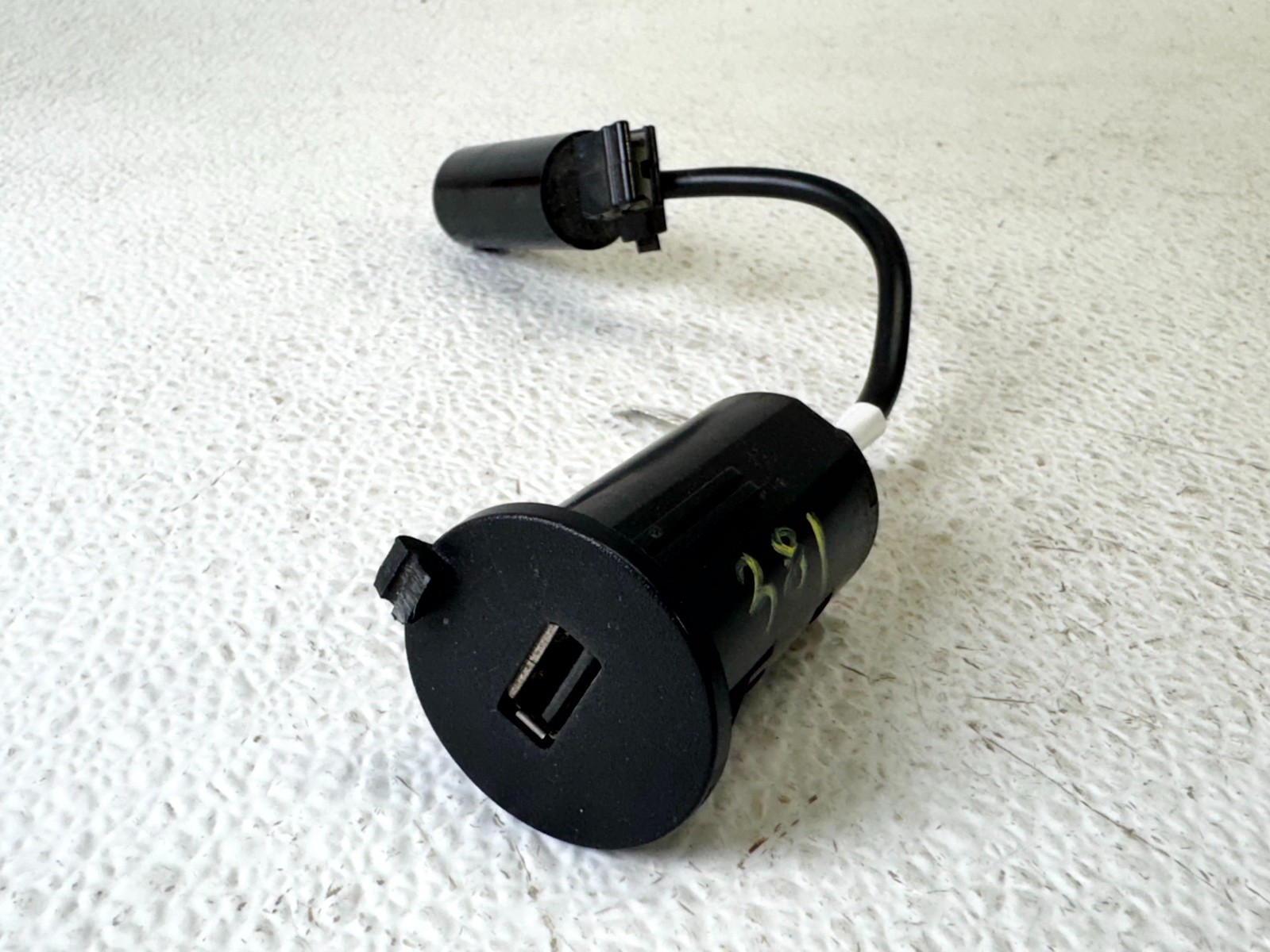 14-21 RAM PROMASTER 1500 2500 3500 DASH USB CHARGER PORT W / CABLE