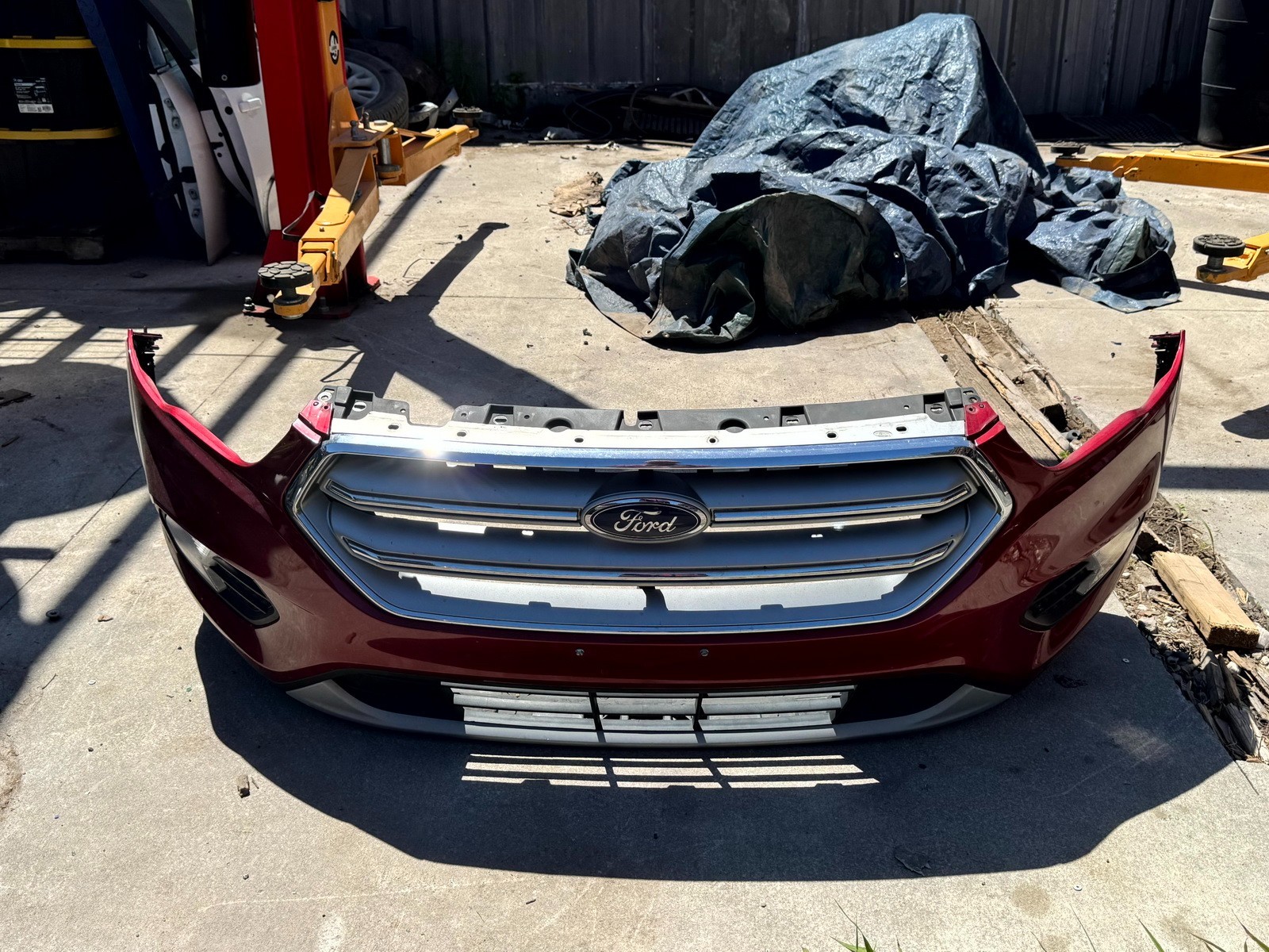 17-19 FORD ESCAPE FRONT BUMPER SHELL W / FOG LIGHTS & GRILLE RED RR