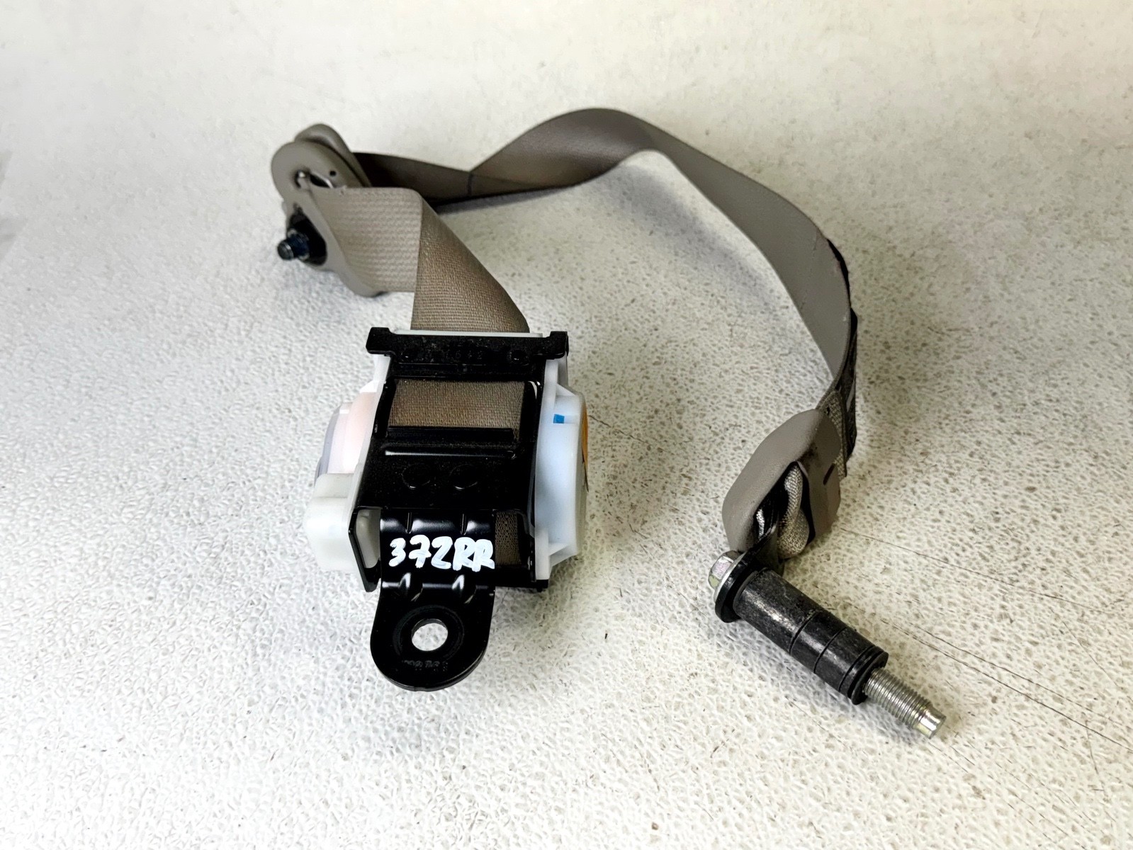 15-21 KIA SEDONA REAR 2ND ROW RIGHT PASS SIDE SEAT BELT SEATBELT RETRACTOR