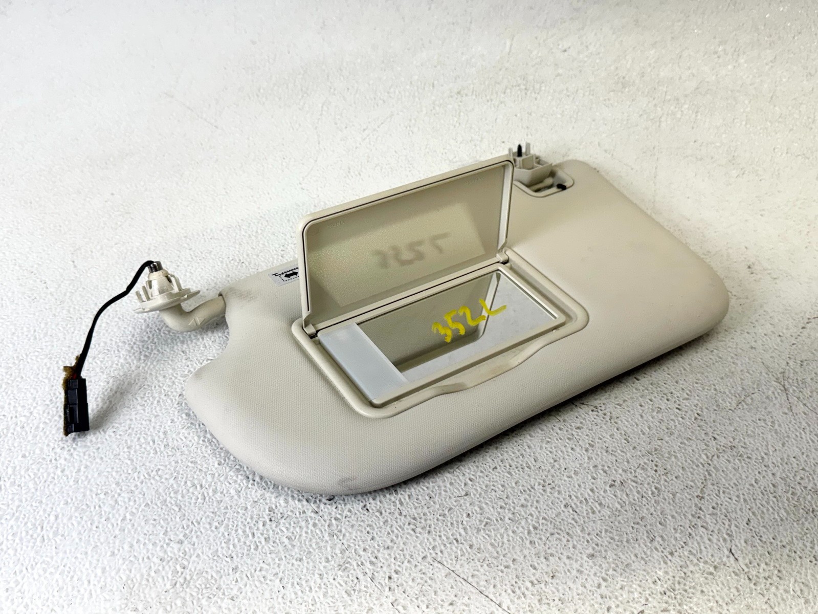 13-19 FORD ESCAPE FRONT LEFT RH PASS SIDE SUN VISOR W / MIRROR ASSY
