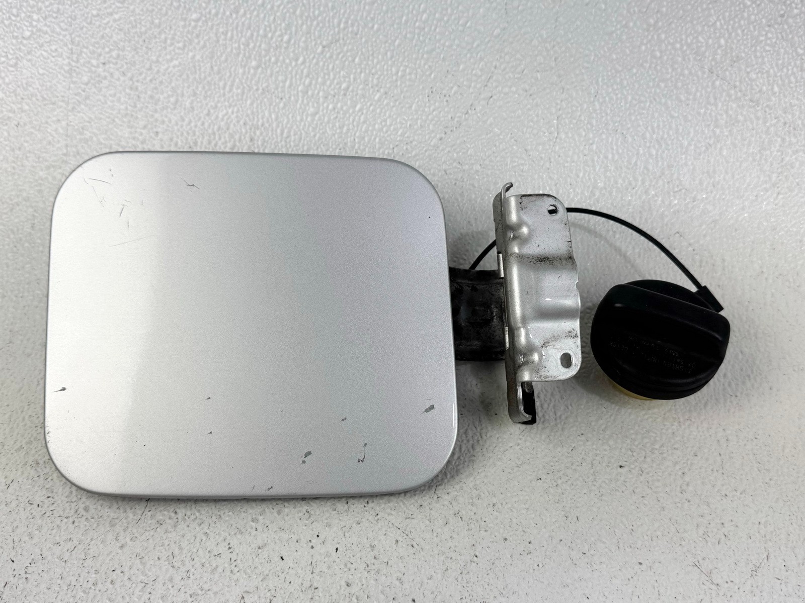 14-23 INFINITI Q50 FUEL GAS TANK FILLER DOOR LID COVER W / CAP