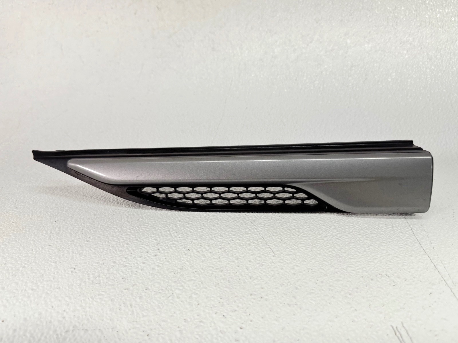12-19 RANGE EVOQUE FRONT LEFT DRIVER SIDE UPPER FENDER GRILLE COVER TRIM