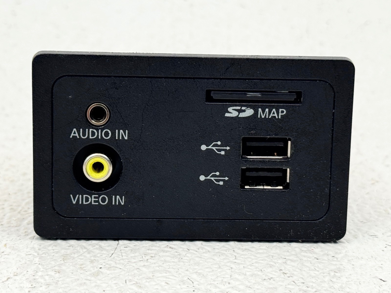 13-20 INFINITI QX60 CENTER CONSOLE USB AUX PORT SD MAP CONTROL MODULE PANEL
