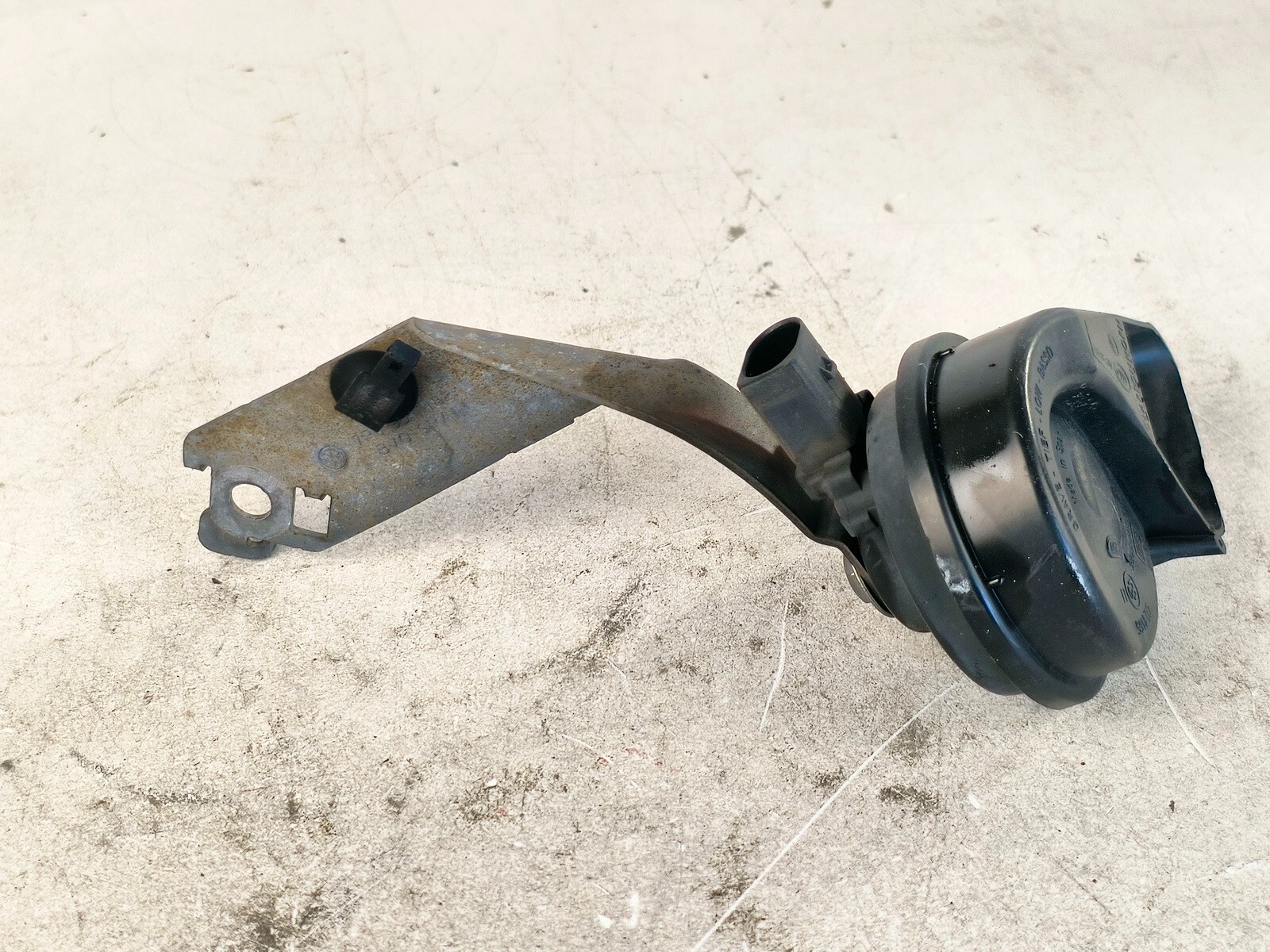 11-17 VOLKSWAGEN TOUAREG LEFT SIDE HIGH NOTE TONE HORN SIGNAL & BRACKET