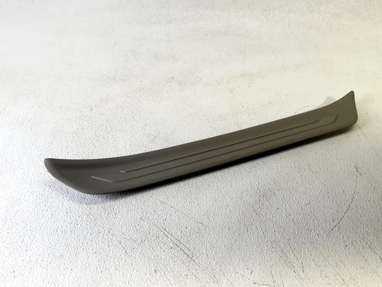 15-21 KIA SEDONA FRONT RIGHT RH PASS SIDE DOOR SILL SCUFF PLATE TRIM PANEL
