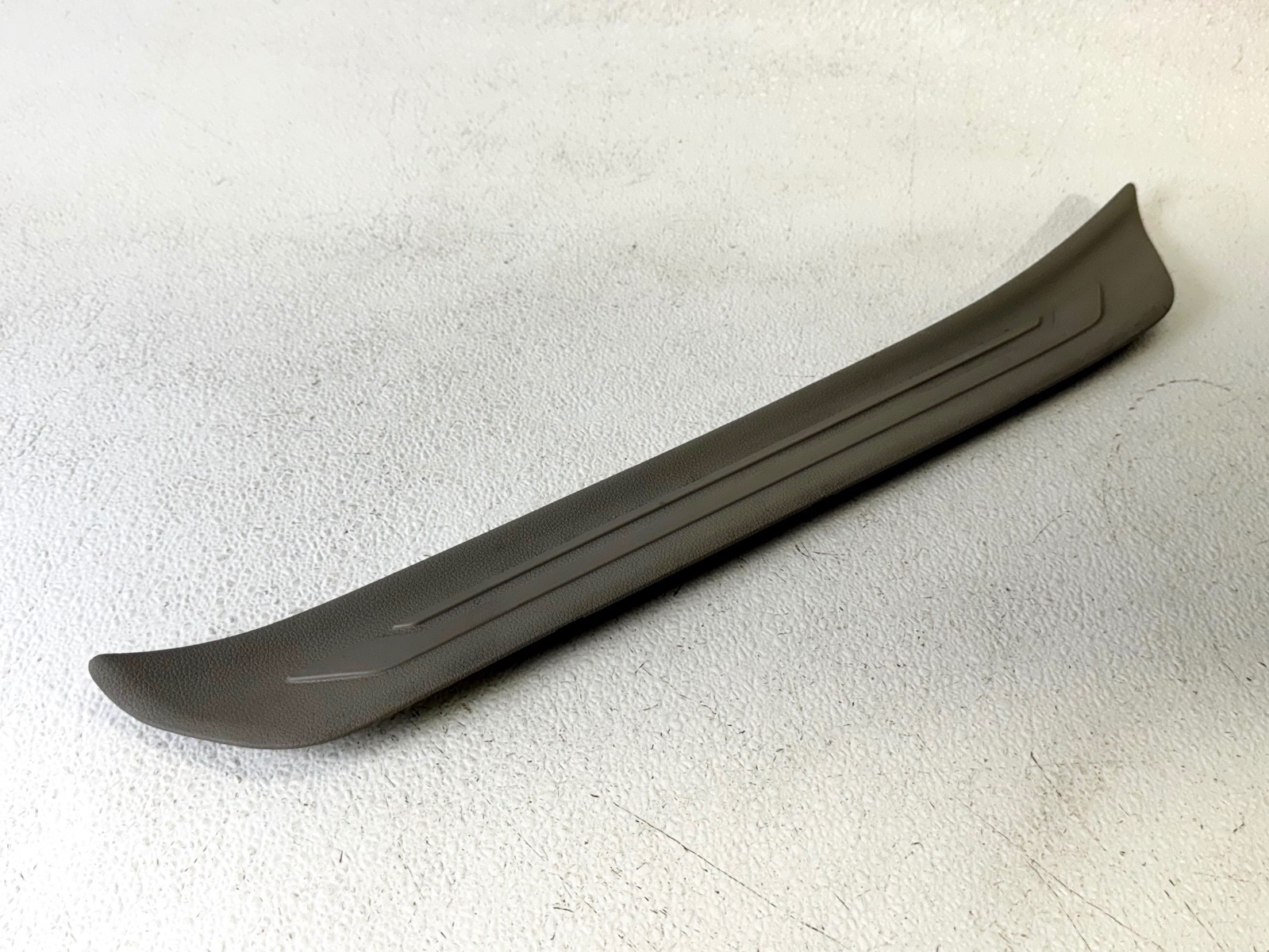15-21 KIA SEDONA FRONT LEFT LH DRIVER SIDE DOOR SILL SCUFF PLATE TRIM PANEL