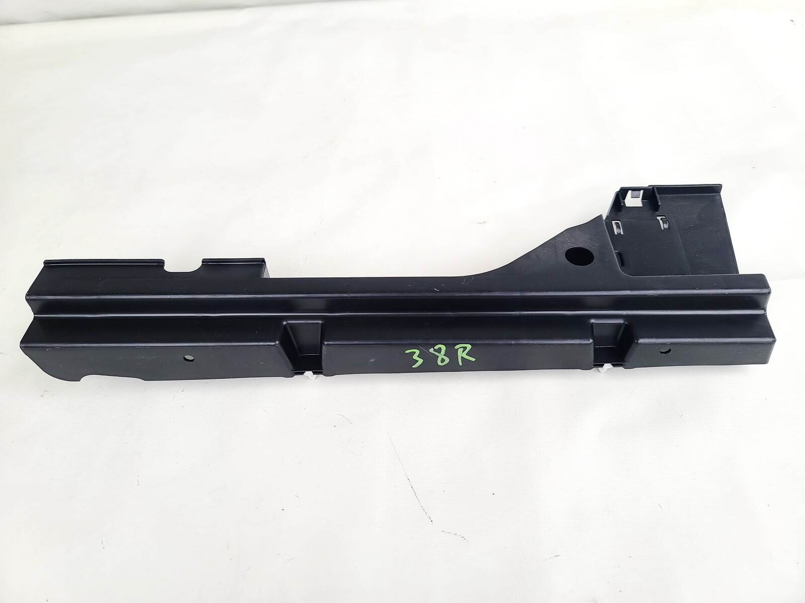 17-19 INFINITI QX30 RIGHT SIDE LOWER TRUNK TAILGATE LIFTGATE SUPPORT BRACKET