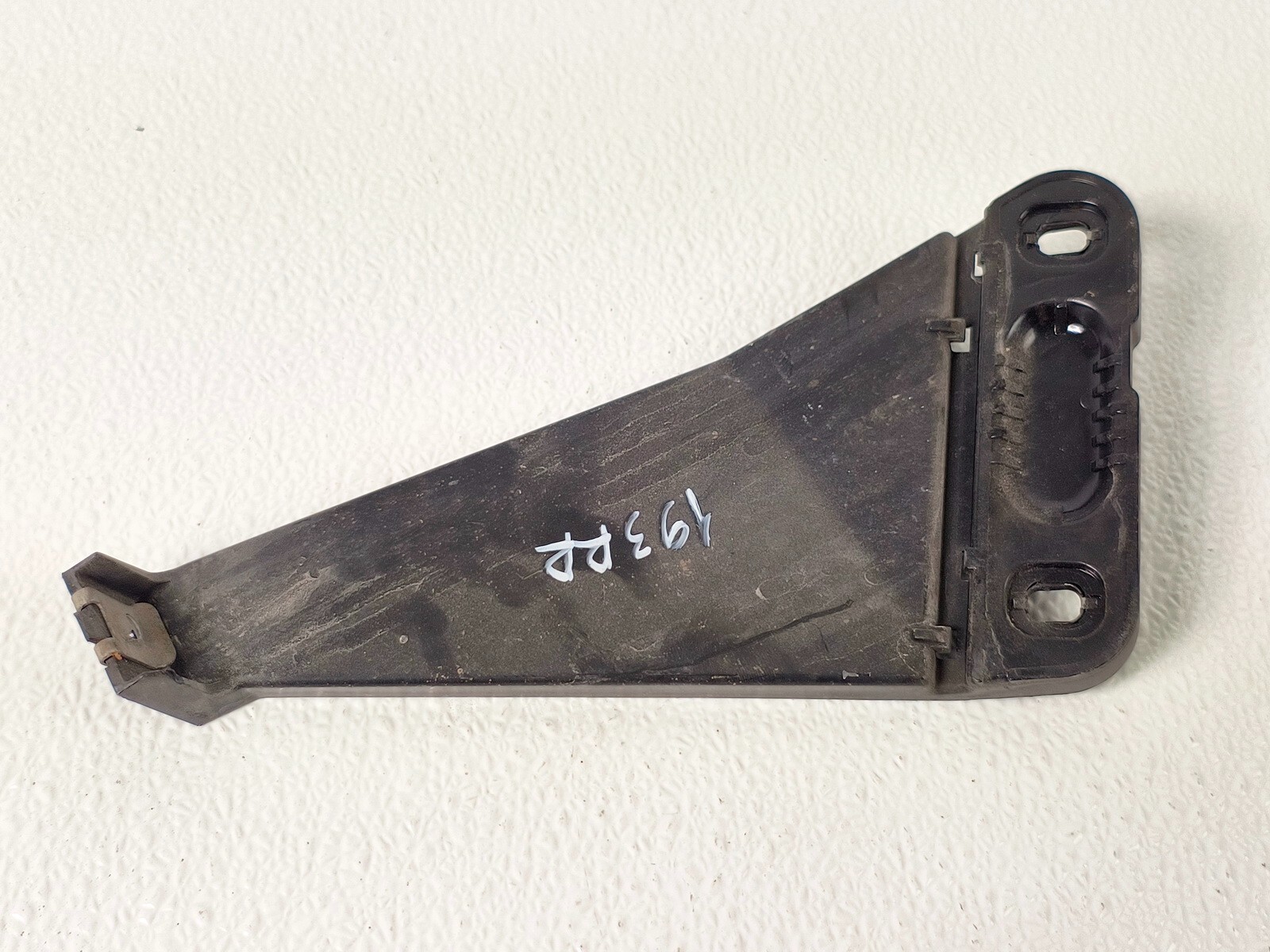 17-19 INFINITI QX30 REAR BUMPER RIGHT PASS SIDE COVER GUIDE SUPPORT BRACKET