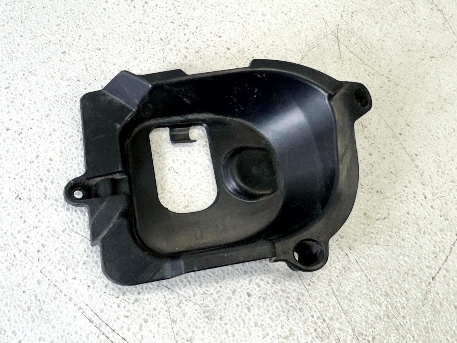 17-19 FORD ESCAPE FRONT LEFT LH DRIVER SIDE FOG LIGHT LAMP BRACKET HOLDER