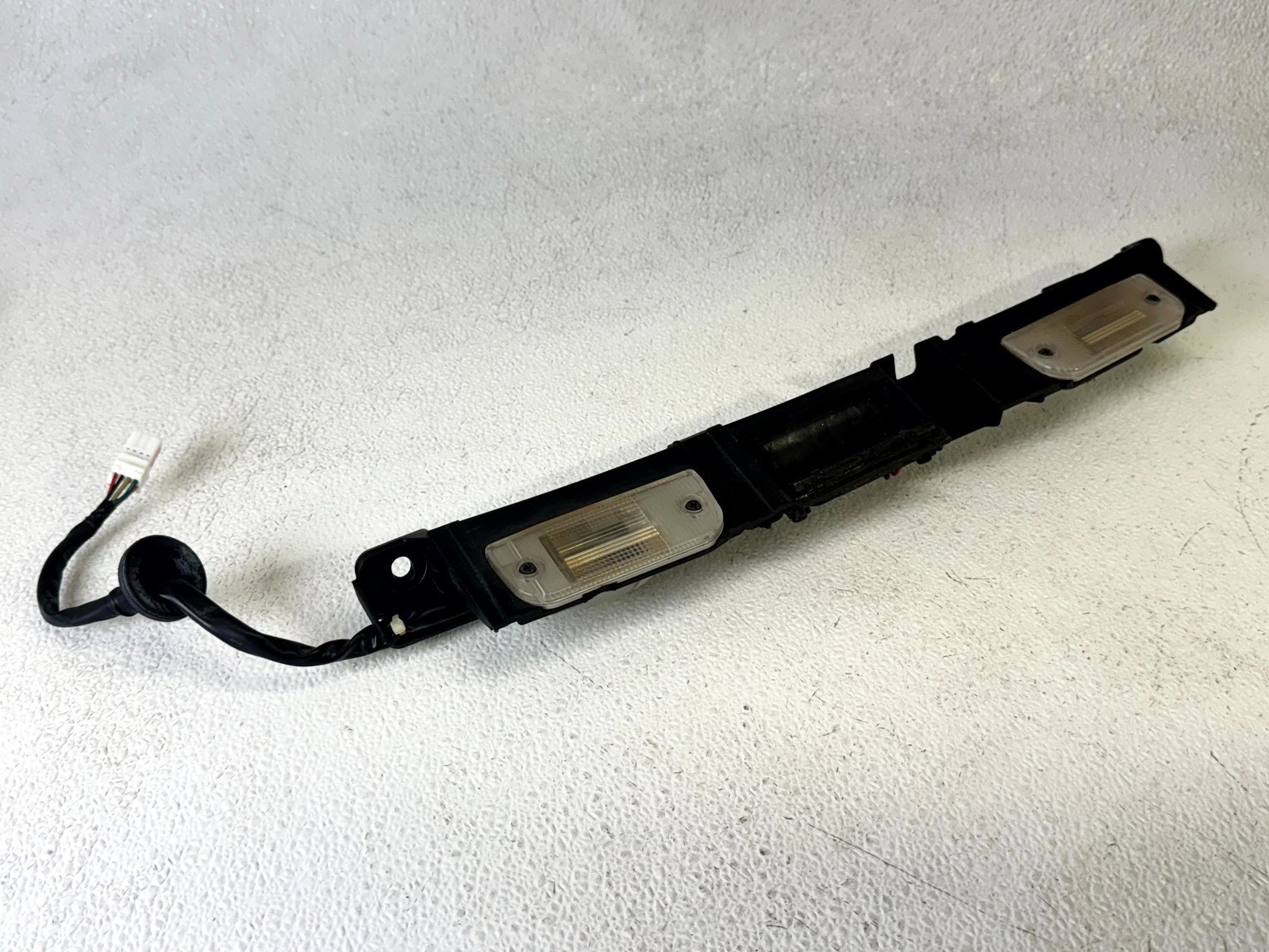 15-21 KIA SEDONA REAR LICENCE PLATE LIGHT LAMP ASSEMBLY