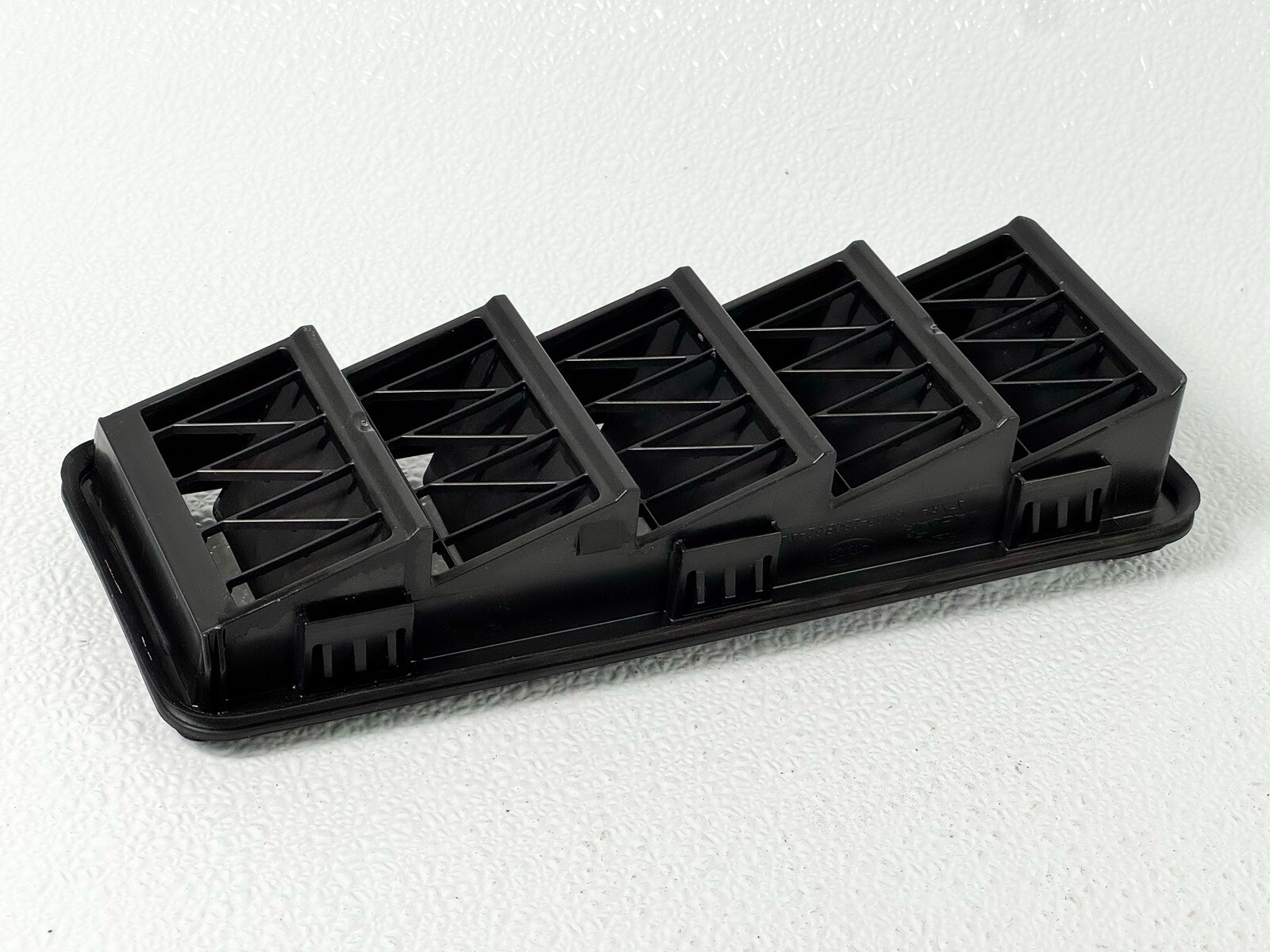17-23 JAGUAR F-PACE REAR RIGHT SIDE QUARTER PRESSURE AIR VENT GRILLE COVER