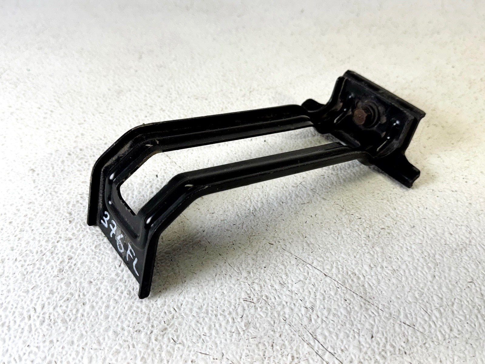 15-21 KIA SEDONA ENGINE MOTOR BATTERY HOLD-DOWN CLAMP MOUNT