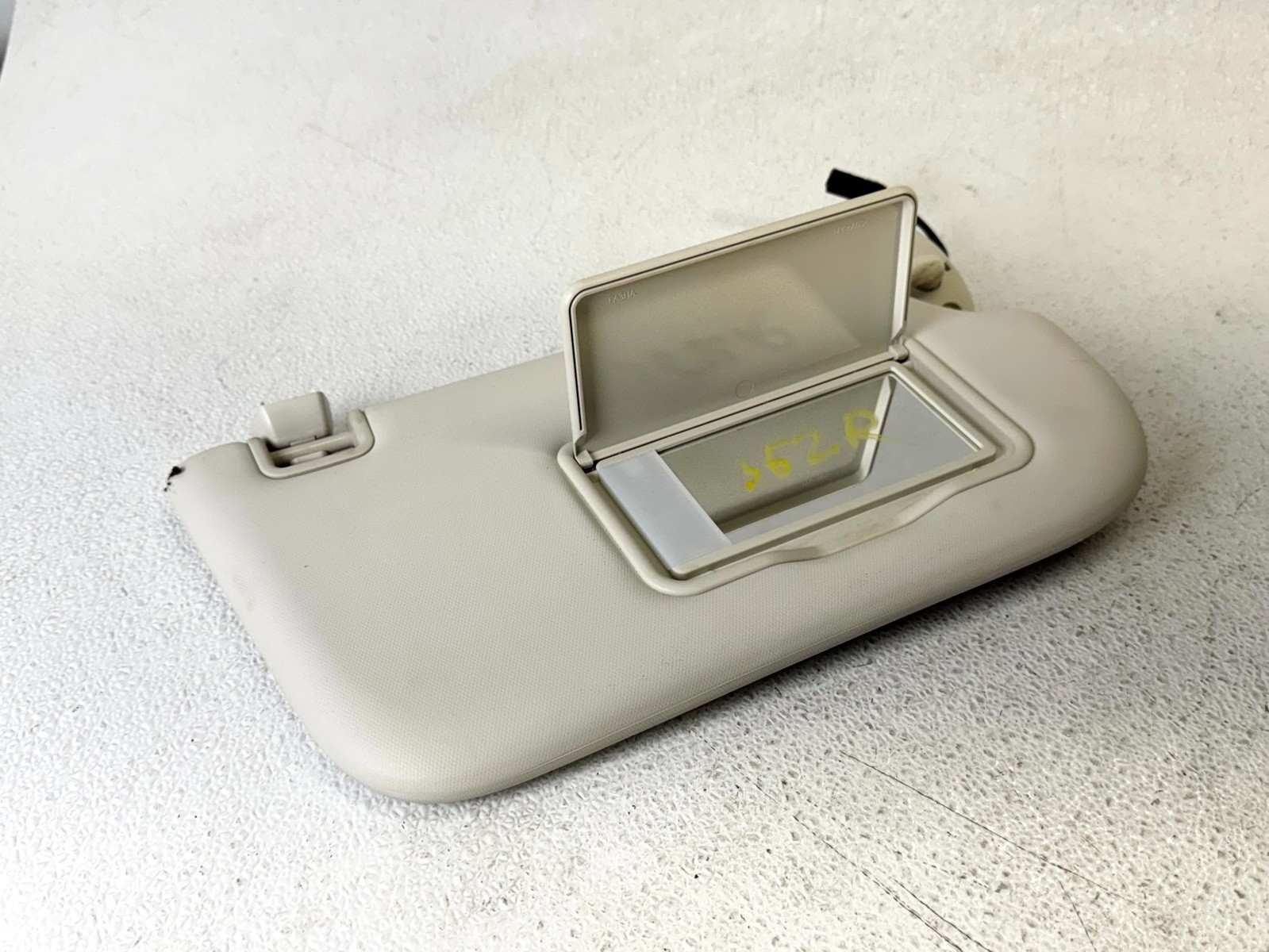 13-19 FORD ESCAPE FRONT RIGHT RH PASS SIDE SUN VISOR W / MIRROR ASSY
