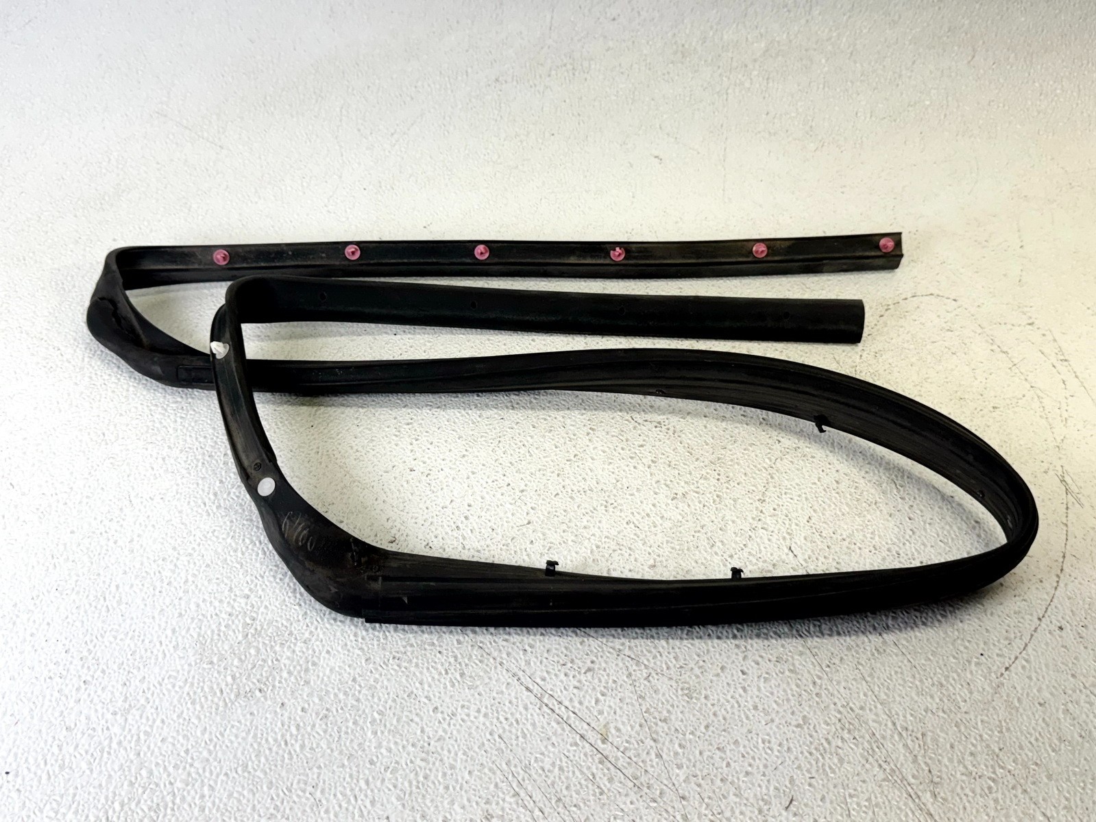 17-19 FORD ESCAPE FRONT HOOD BONNET WEATHERSTRIP RUBBER SEAL