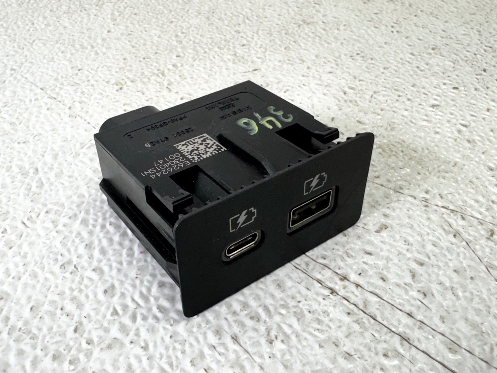 22-25 INFINITI QX60 REAR CENTER CONSOLE DUAL USB-C PORT CHARGER
