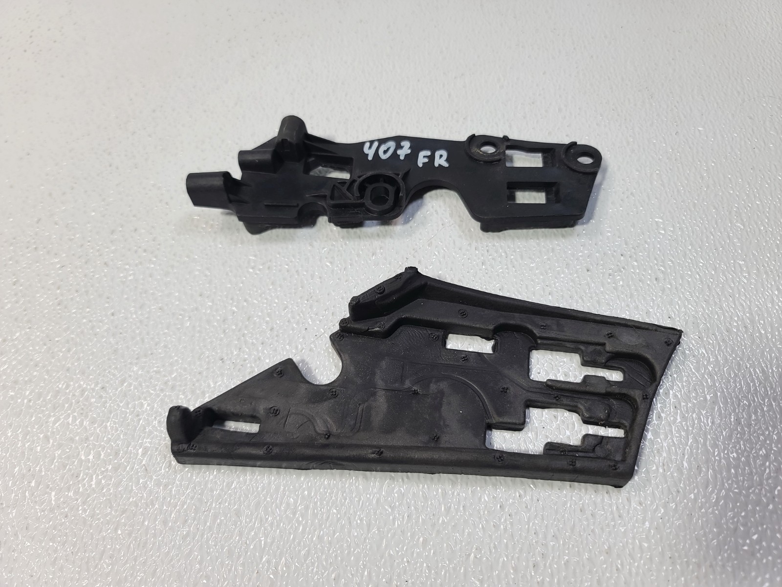 15-23 LAND ROVER DISCOVERY SPORT FRONT RIGHT RH SIDE FENDER MOLDING BRACKET