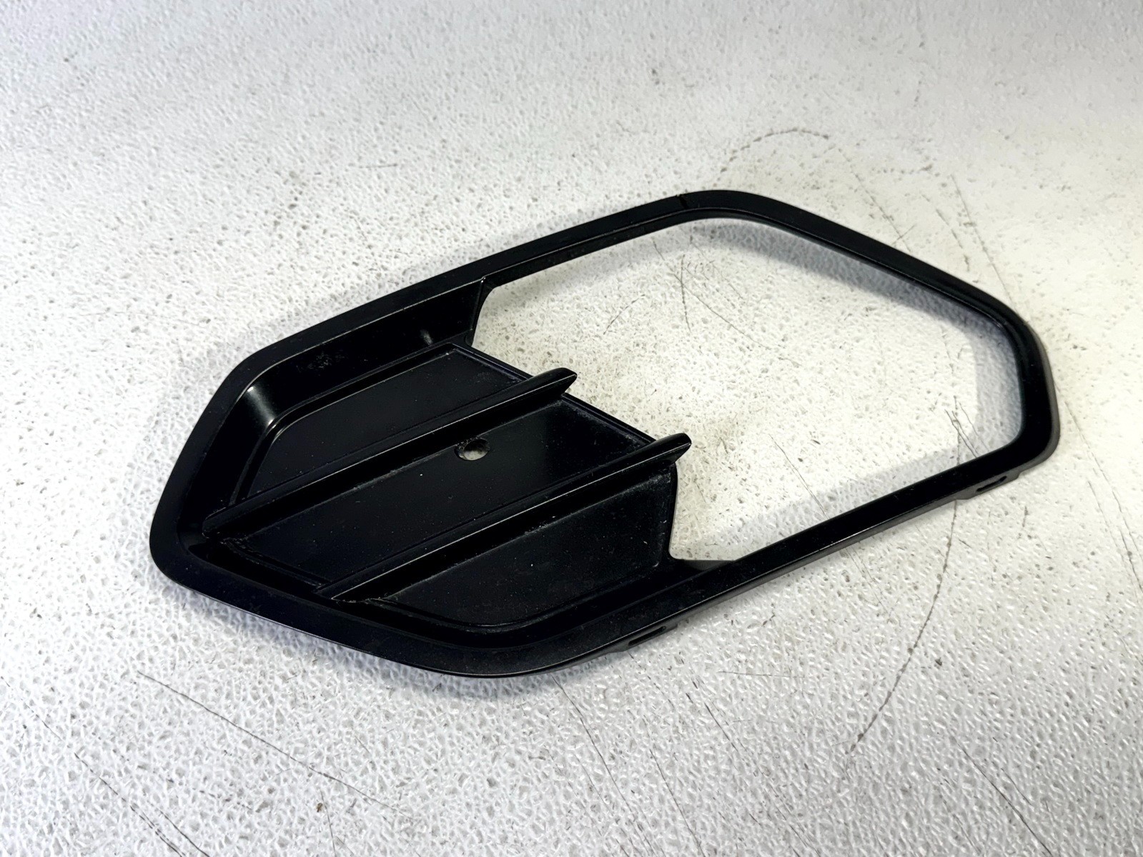 17-19 FORD ESCAPE FRONT LEFT LH DRIVER SIDE FOG LIGHT LAMP OUTER TRIM BEZEL