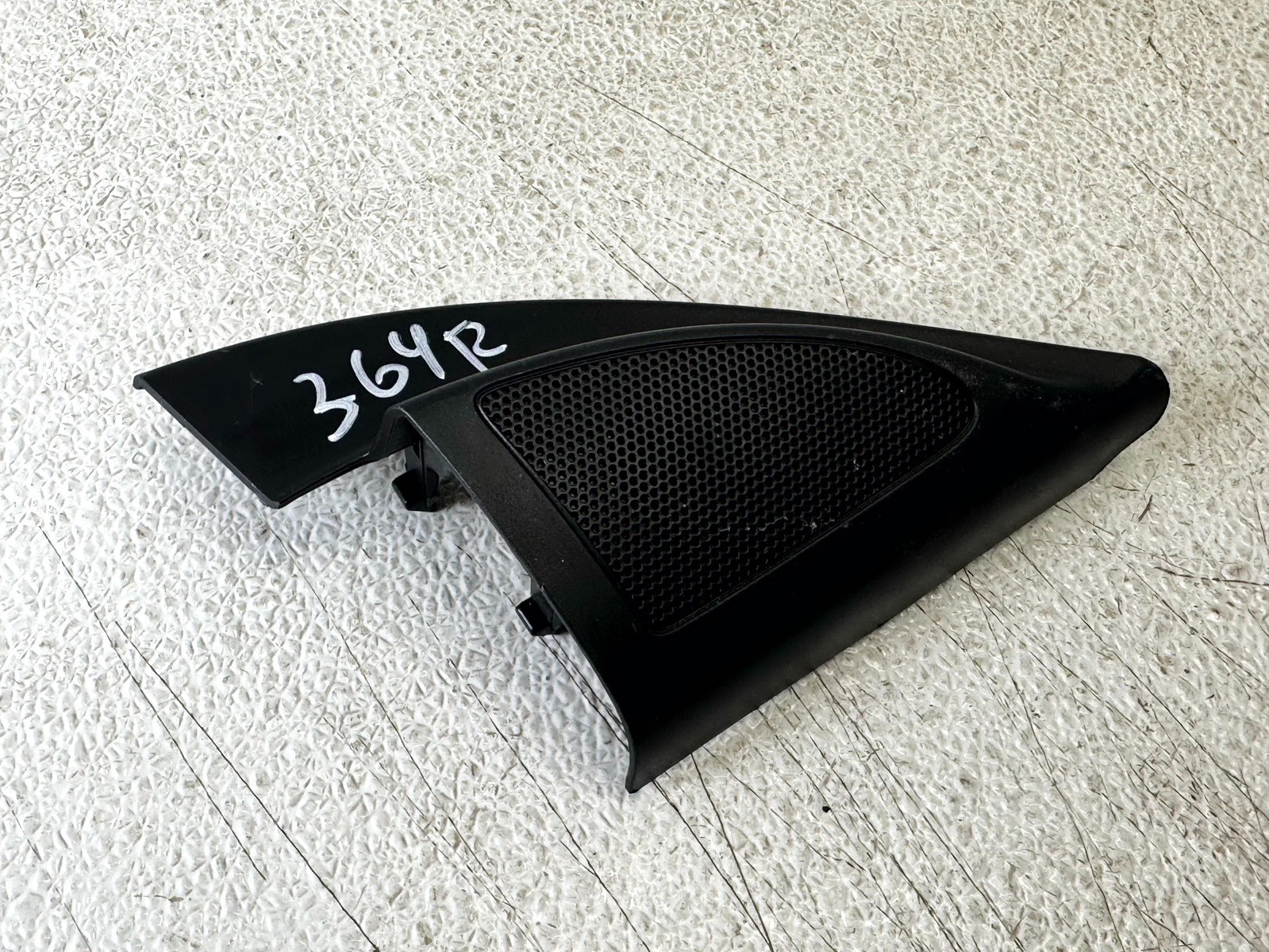 16-20 KIA SORENTO FRONT RIGHT RH PASS SIDE DOOR CORNER COVER W / SPEAKER
