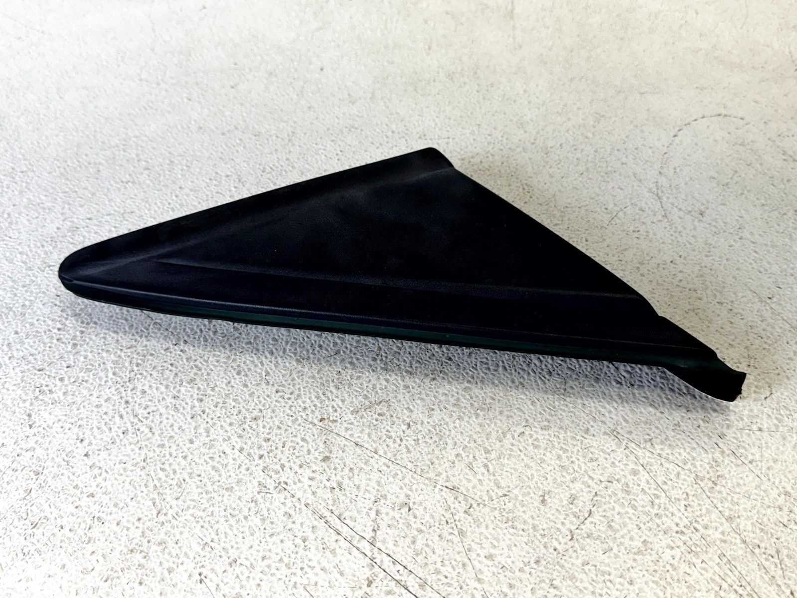 13-19 FORD ESCAPE FRONT RIGHT RH PASS SIDE DOOR EXTERIOR CORNER TRIM PANEL