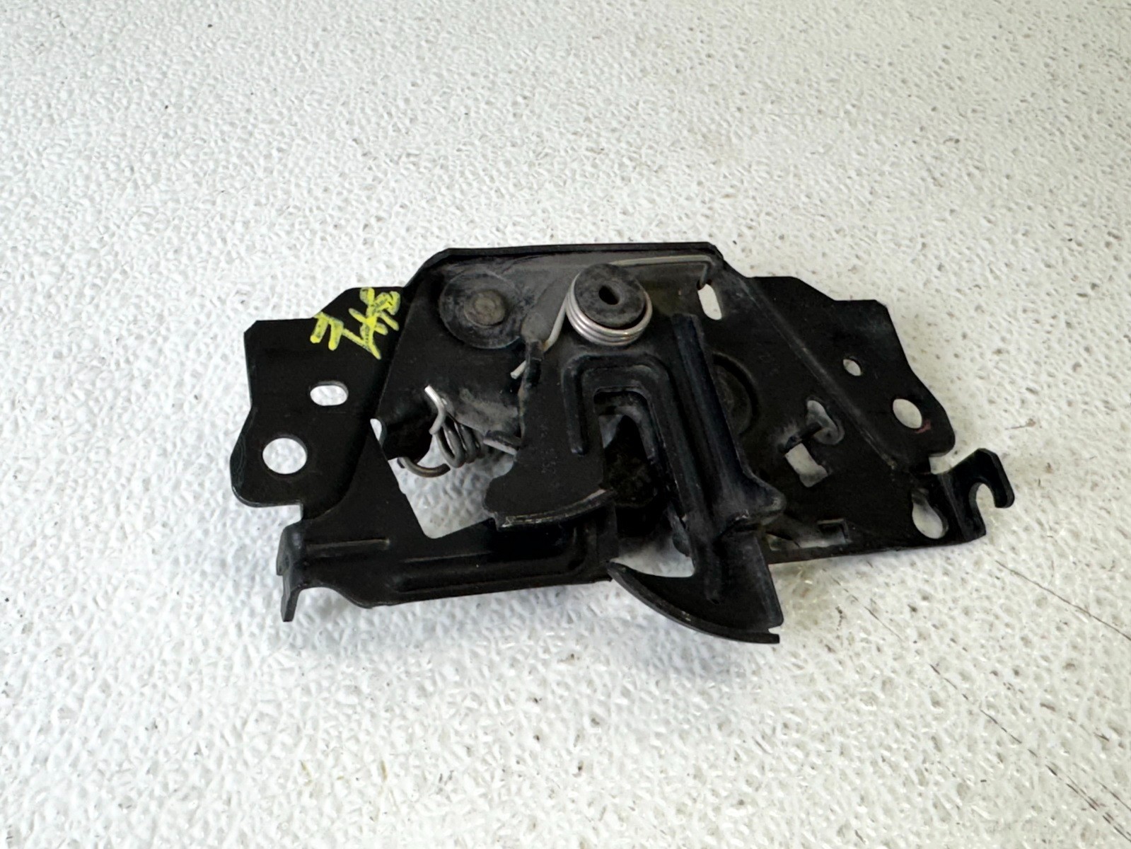 13-16 FORD FOCUS FRONT HOOD BONNET LATCH LOCK STRIKER PLATE COVER PANEL