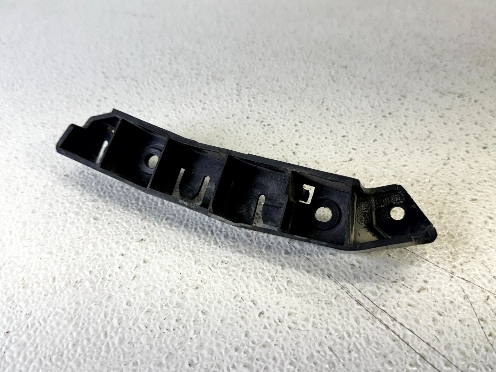 12-18 FORD FOCUS FRONT RIGHT RH PASS SIDE BUMPER SUPPORT MOUNT BRACKET