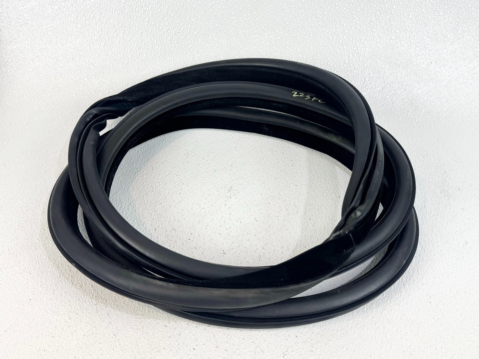 17-23 JAGUAR F-PACE FRONT LEFT LH DRIVER DOOR BODY WEATHERSTRIP SEAL STRIP