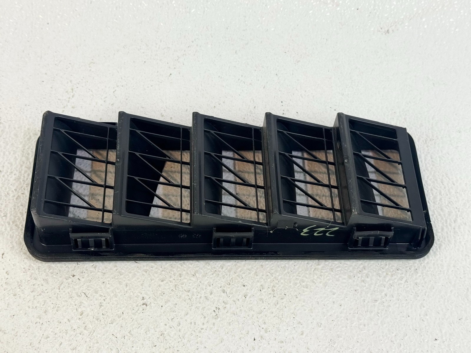 17-23 JAGUAR F-PACE XE XF REAR RIGHT QUARTER PANEL PRESSURE AIR VENT GRILLE