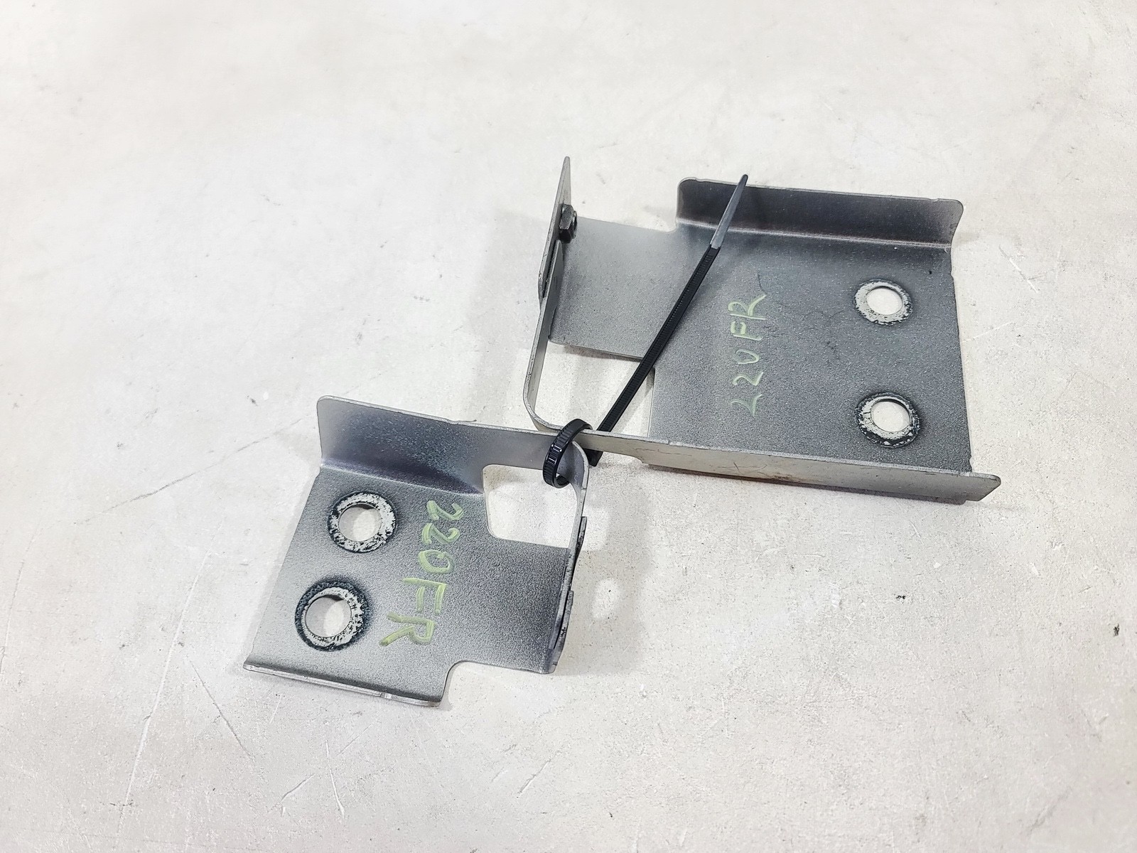 17-23 JAGUAR F-PACE FRONT RIGHT PASSENGER SIDE FENDER SUPPORT MOUNT BRACKET