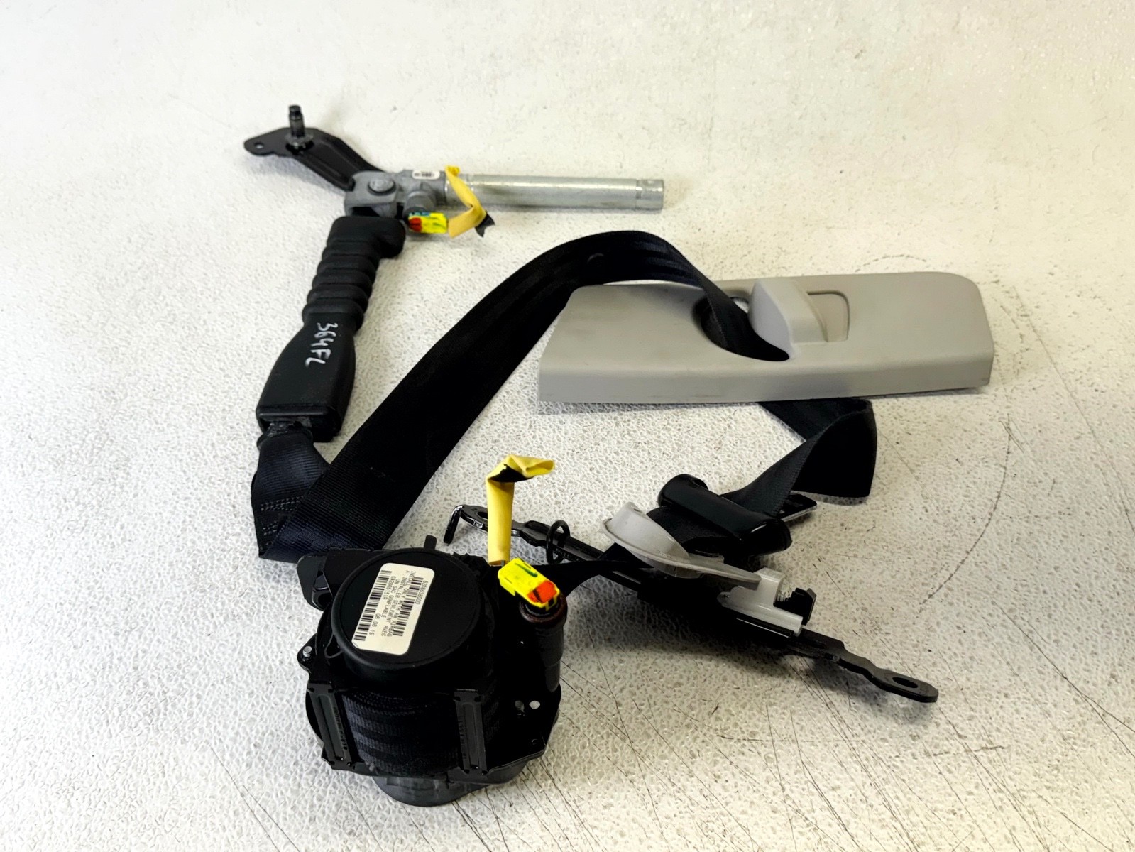 16-20 KIA SORENTO FRONT LEFT LH SIDE SEAT BELT SEATBELT RETRACTOR W/ TRIM