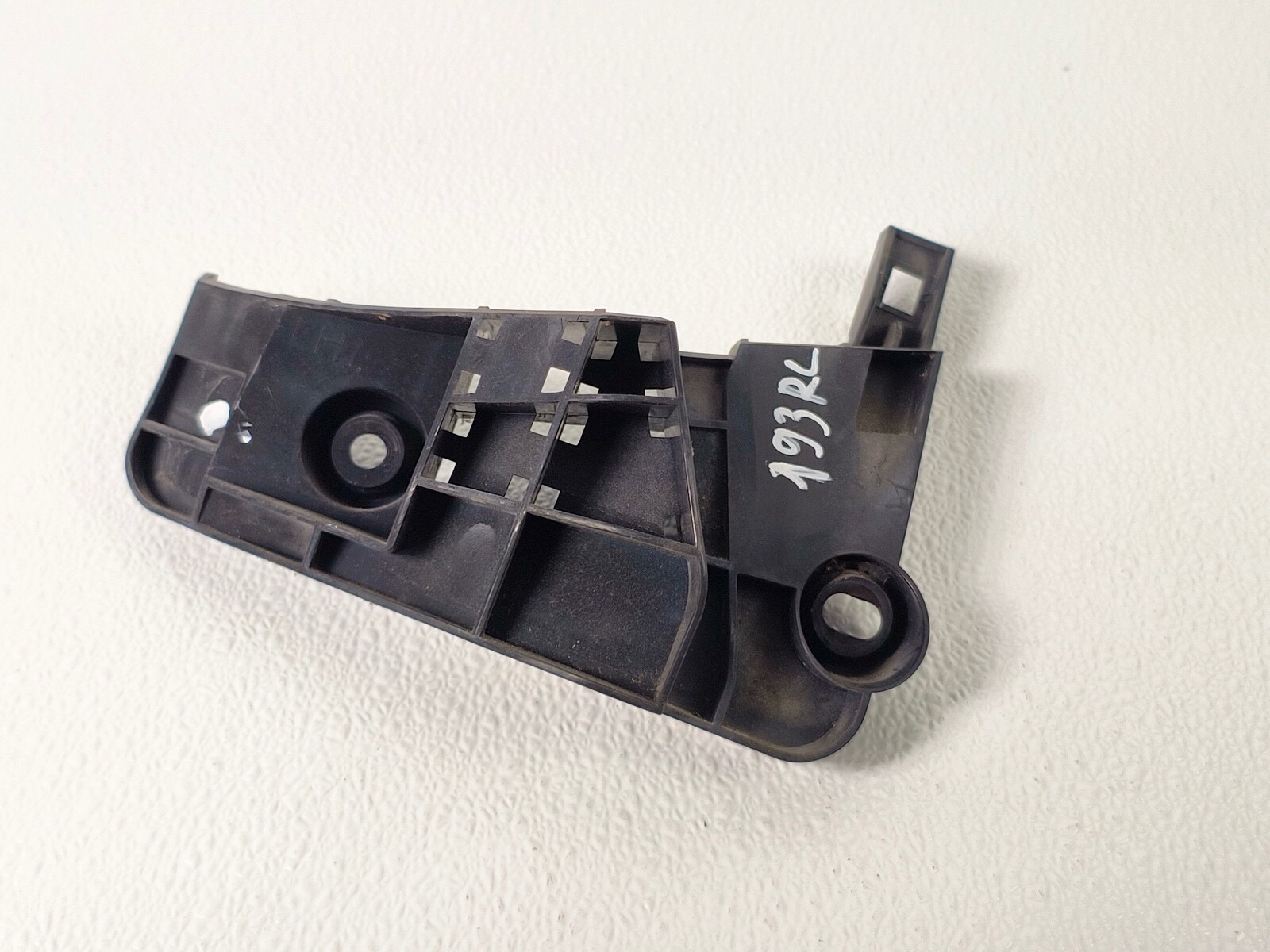 17-19 INFINITI QX30 REAR LEFT DRIVER LH SIDE LOWER SUPPORT BRACKET MOUNT