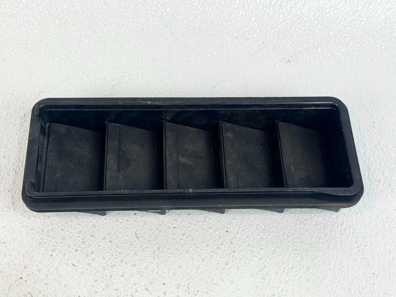17-23 JAGUAR F-PACE XE XF REAR LEFT QUARTER PANEL PRESSURE AIR VENT GRILLE