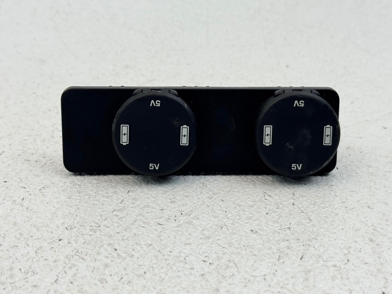 17-23 JAGUAR F-PACE REAR CENTER CONSOLE PANEL DUAL PLUG POWER OUTLET
