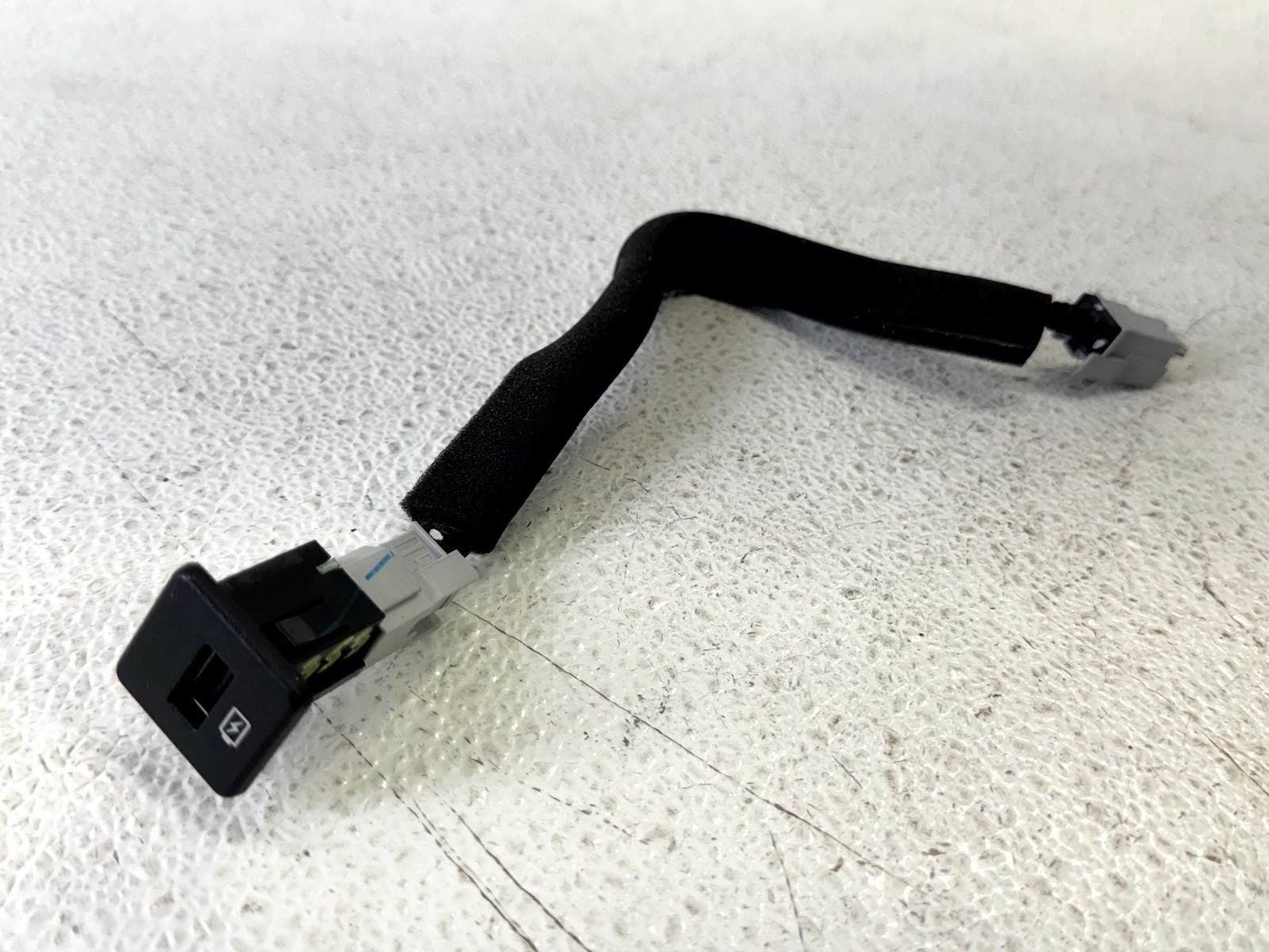 14-20 INFINITI QX60 REAR RIGHT PASSENGER SIDE QUARTER PANEL USB HUB PORT