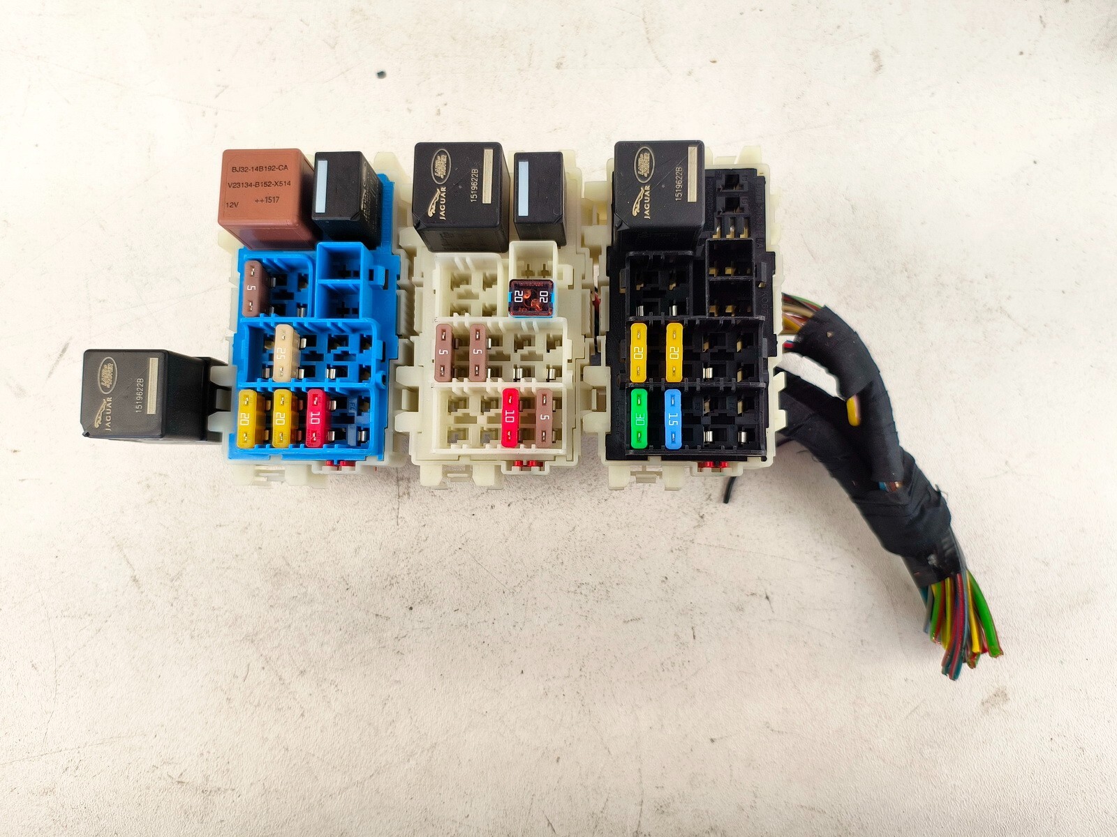 15-19 LAND ROVER DISCOVERY SPORT REAR TRUNK FUSE RELAY JUNCTION BOX BLOCK