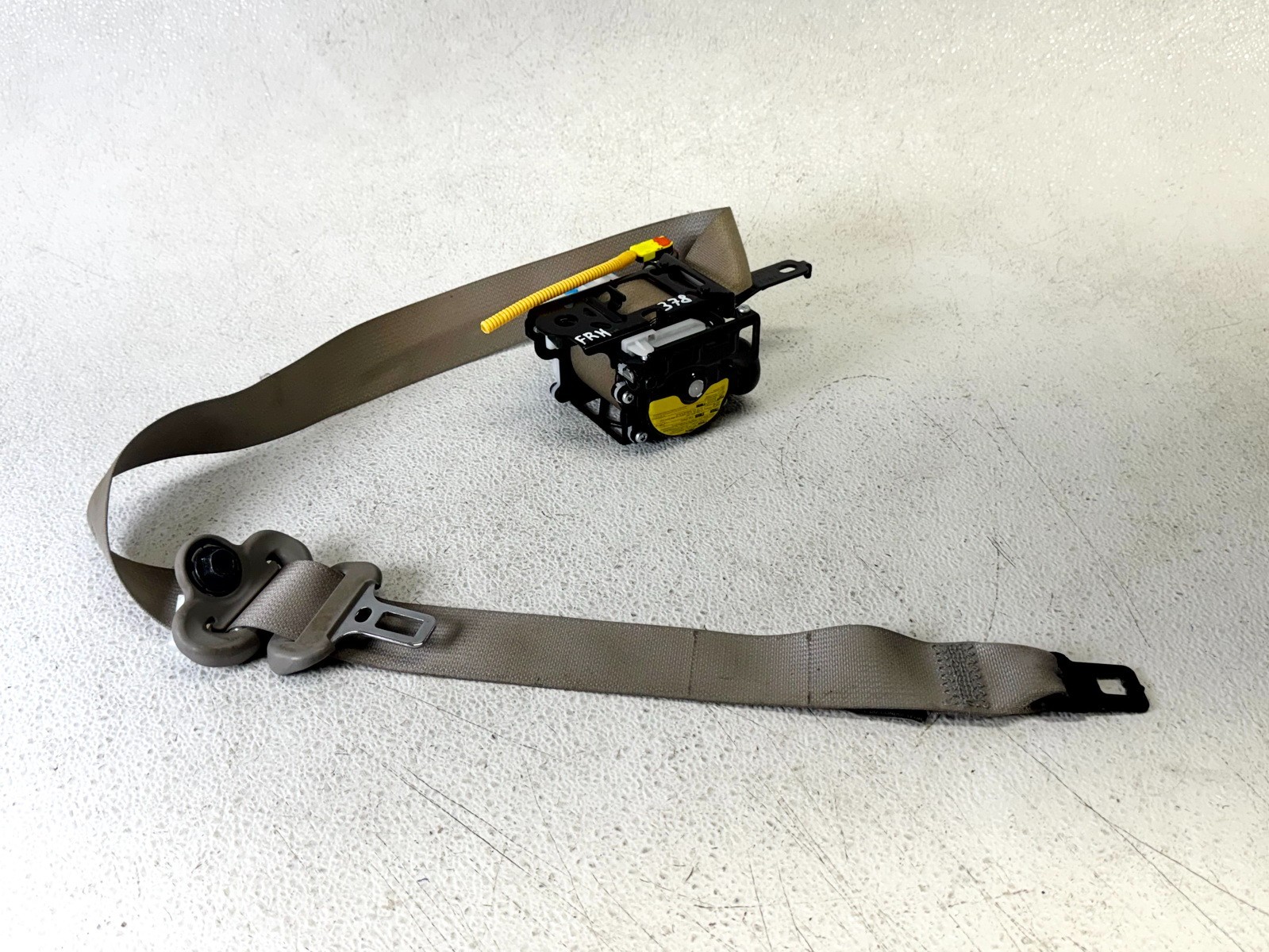 15-21 KIA SEDONA FRONT RIGHT RH PASS SIDE SEAT BELT RETRACTOR ASSEMBLY