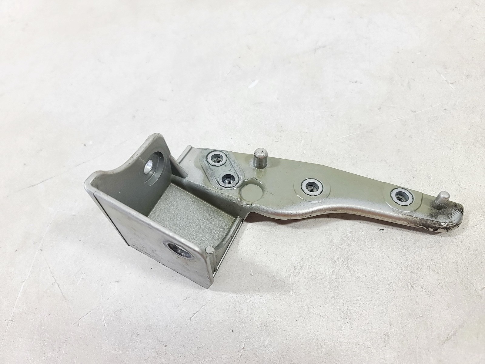 17-20 JAGUAR F-PACE FRONT LEFT DRIVER SIDE FENDER SUPPORT MOUNT BRACKET