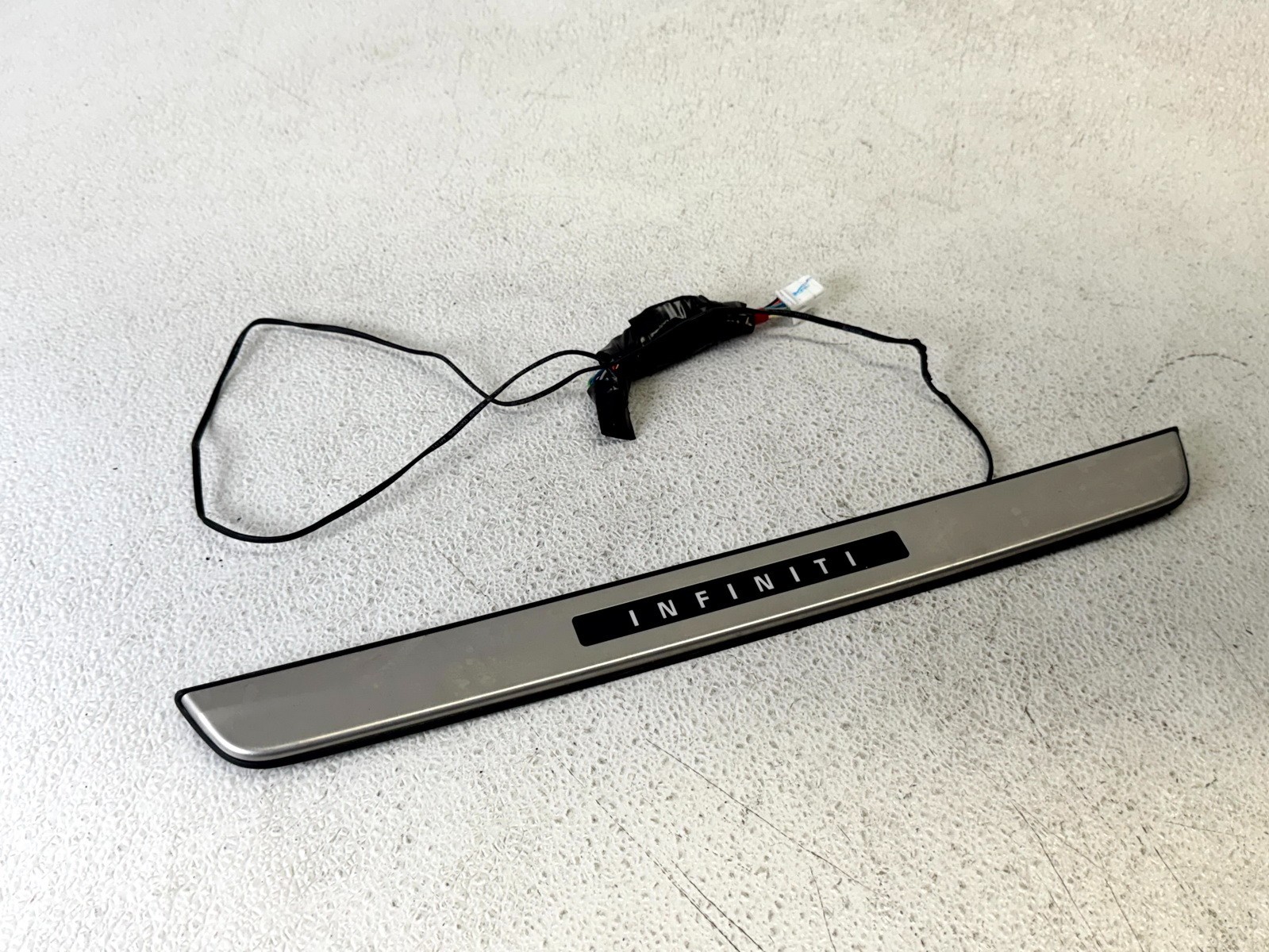 17-19 INFINITI QX30 FRONT RIGHT RH PASS SIDE DOOR SILL SCUFF PLATE COVER