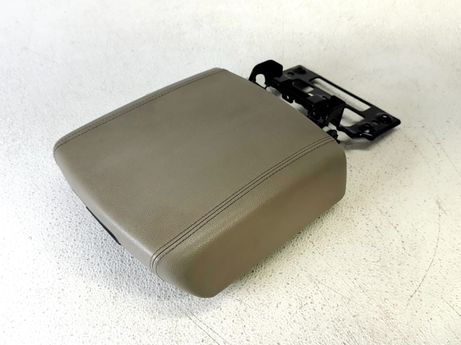15-18 KIA SEDONA FRONT CENTER CONSOLE ARMREST STORAGE LID COVER PANEL