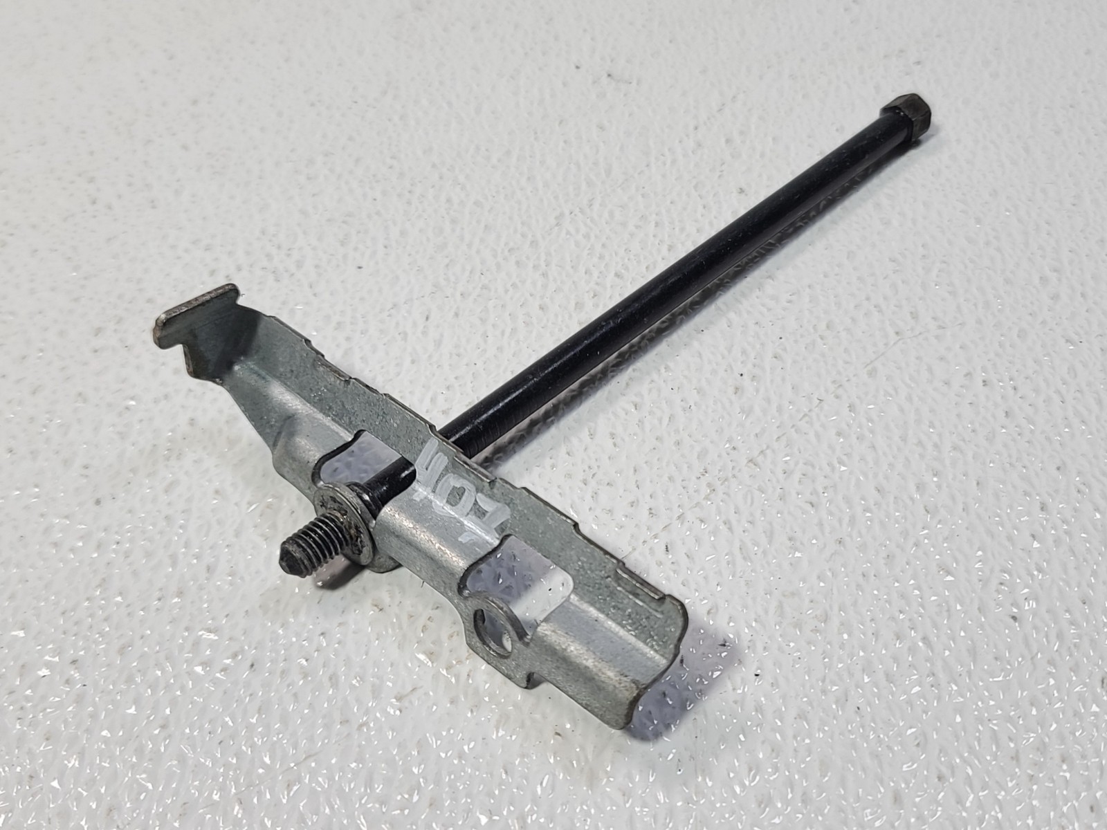 12-19 LAND ROVER DISCOVERY SPORT BATTERY HOLD DOWN BRACKET HOLDER & BOLT
