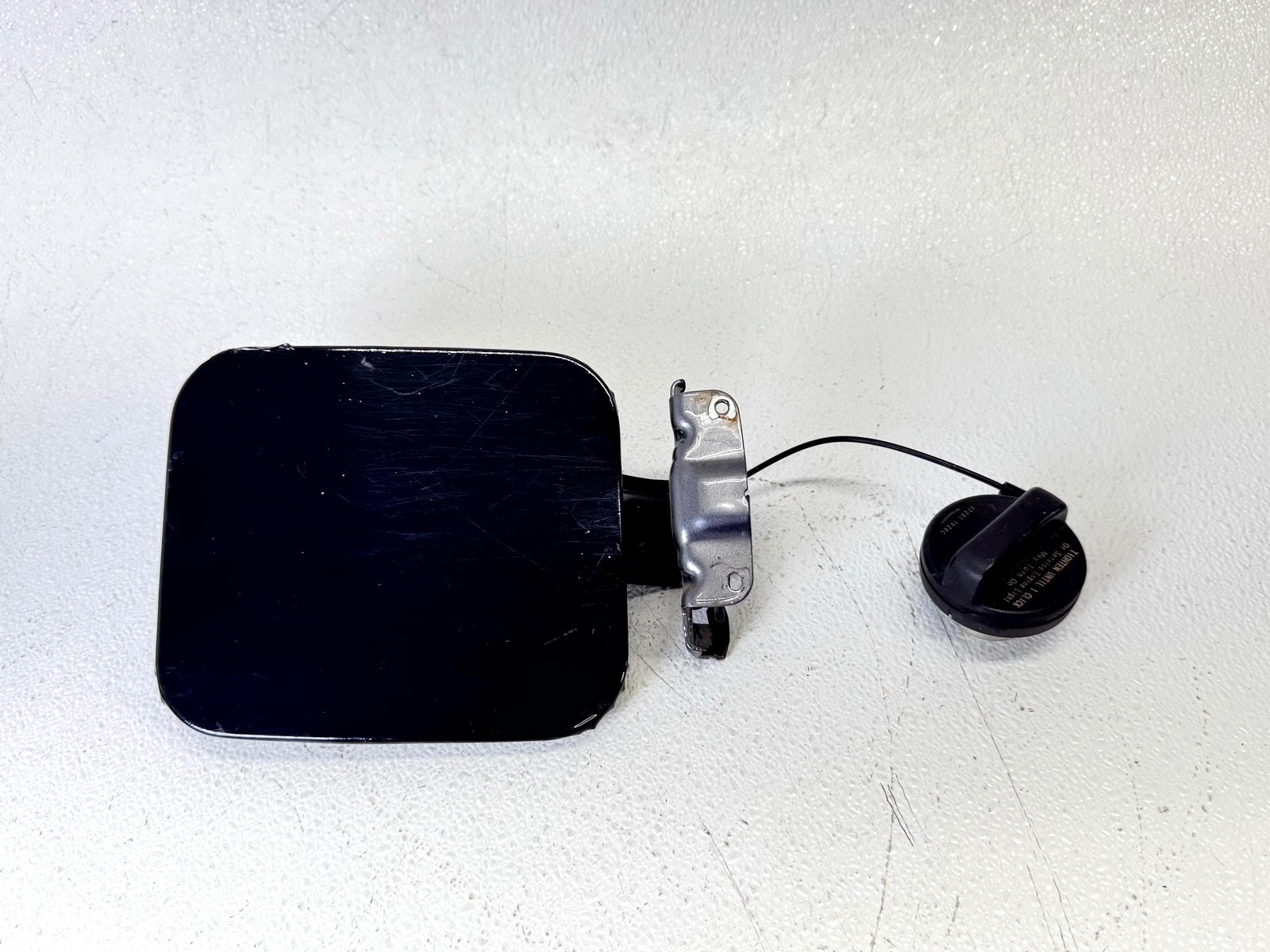 14-20 INFINITI Q50 GAS FUEL TANK FILLER DOOR LID COVER W/ CAP ASSEMBLY