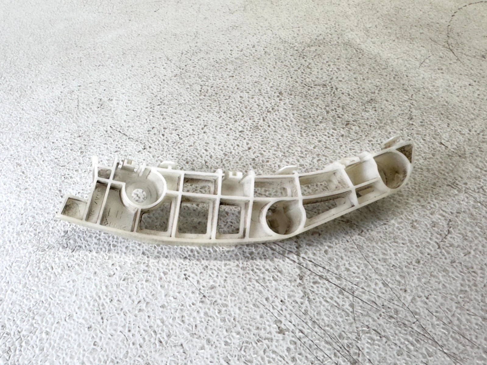 14-20 MITSUBISHI OUTLANDER FRONT LEFT LH SIDE BUMPER SUPPORT MOUNT BRACKET